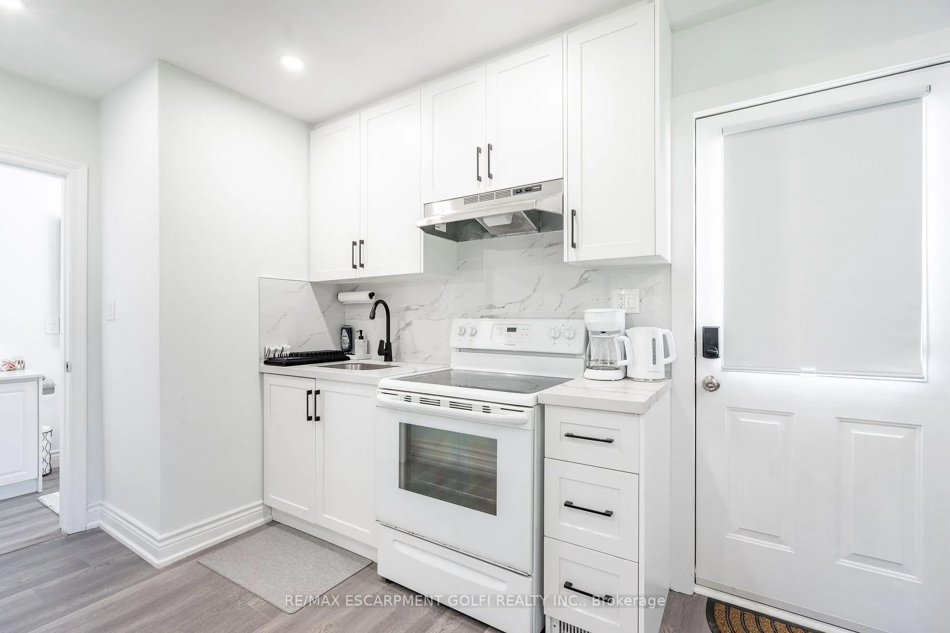 Photo 4 of Unit B, 10 Draper Drive, St. Catharines, Vine/Linwell — HOMEH