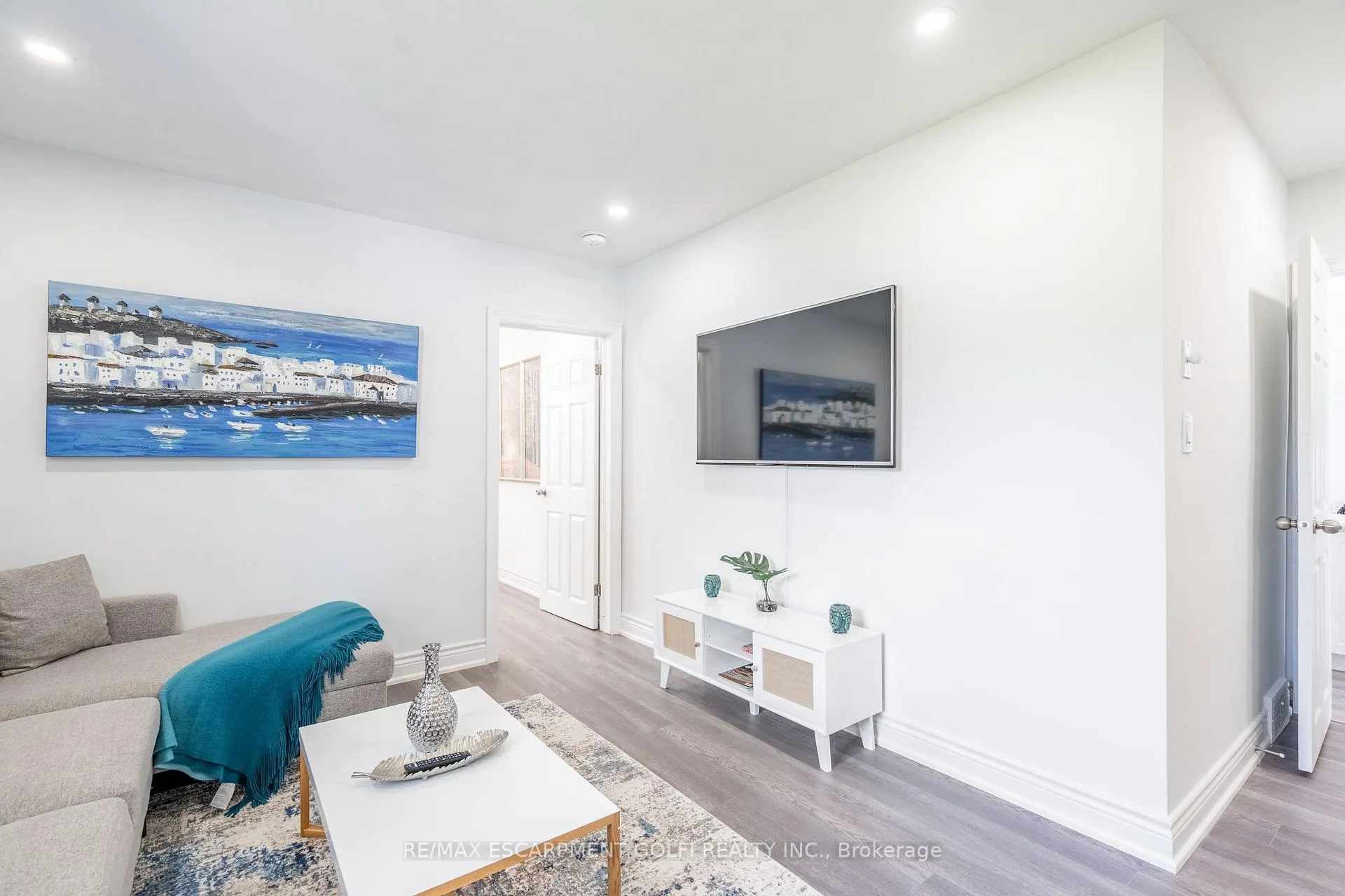 Photo 5 of Unit B, 10 Draper Drive, St. Catharines, Vine/Linwell — HOMEH