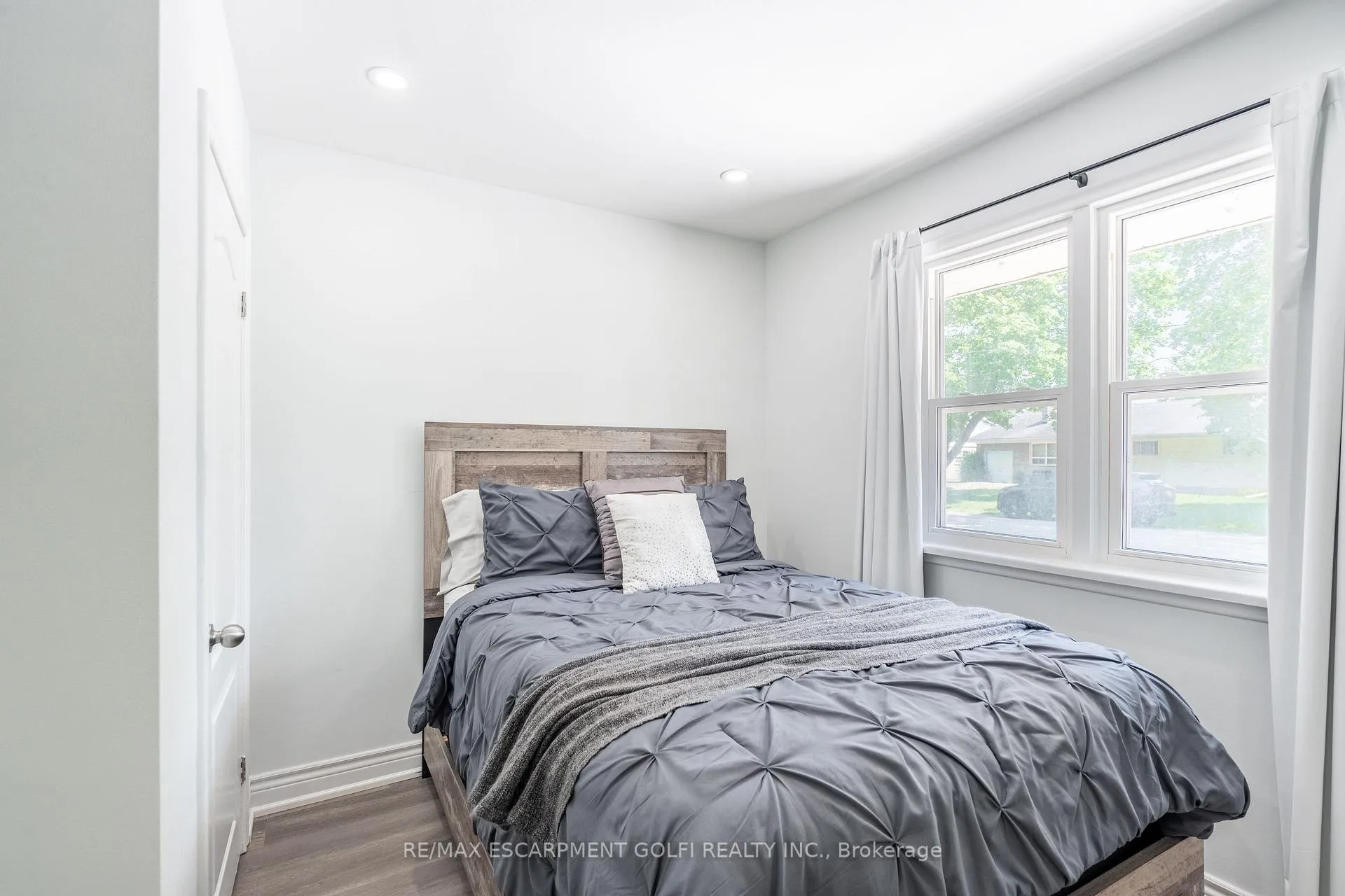 Photo 6 of Unit B, 10 Draper Drive, St. Catharines, Vine/Linwell — HOMEH