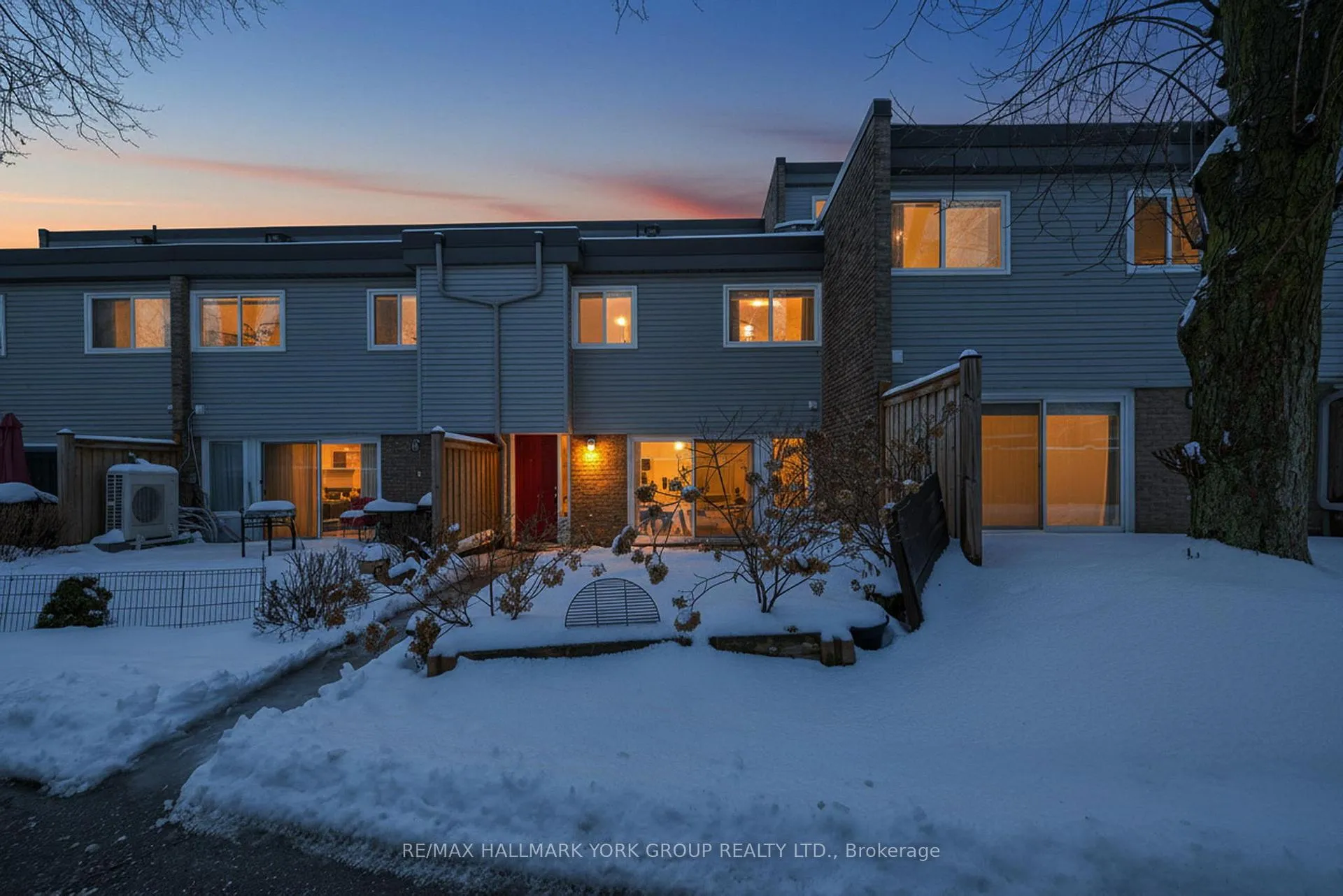 Photo 1 of Unit 33, 169 Milestone Crescent, Aurora, Aurora Village — HOMEH