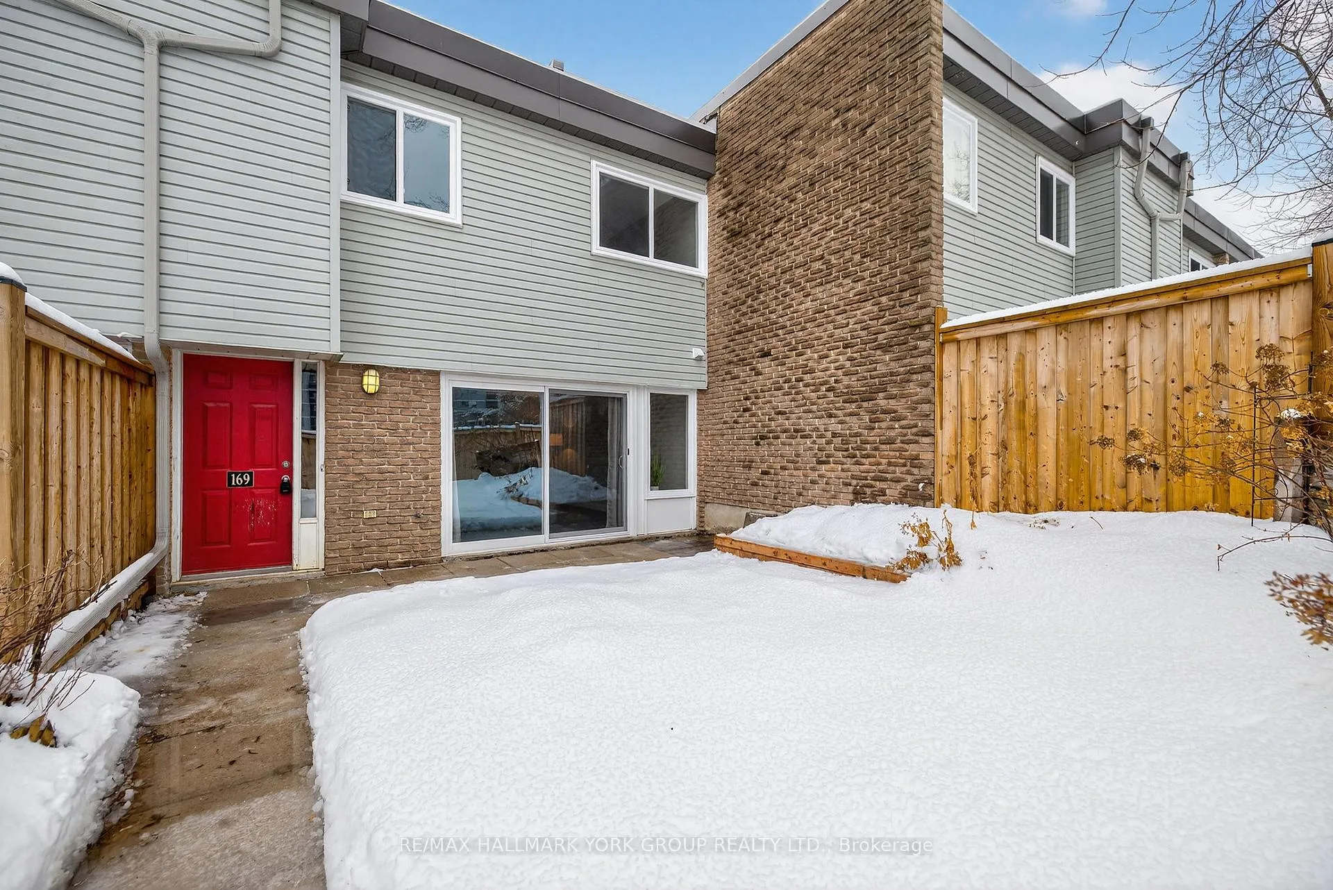 Photo 2 of Unit 33, 169 Milestone Crescent, Aurora, Aurora Village — HOMEH