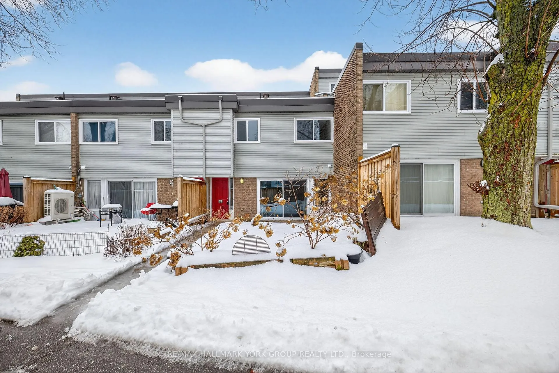 Photo 3 of Unit 33, 169 Milestone Crescent, Aurora, Aurora Village — HOMEH