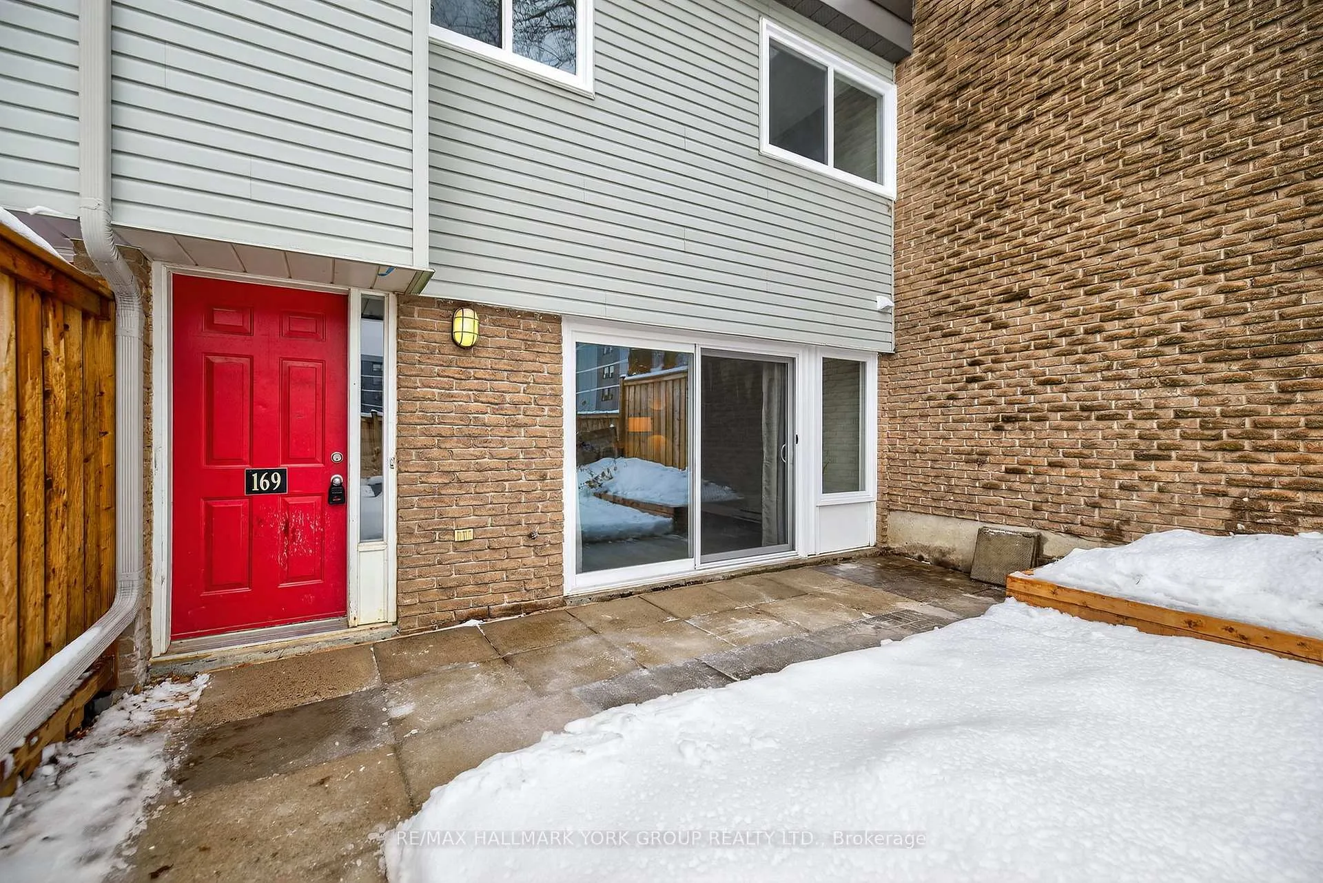 Photo 4 of Unit 33, 169 Milestone Crescent, Aurora, Aurora Village — HOMEH