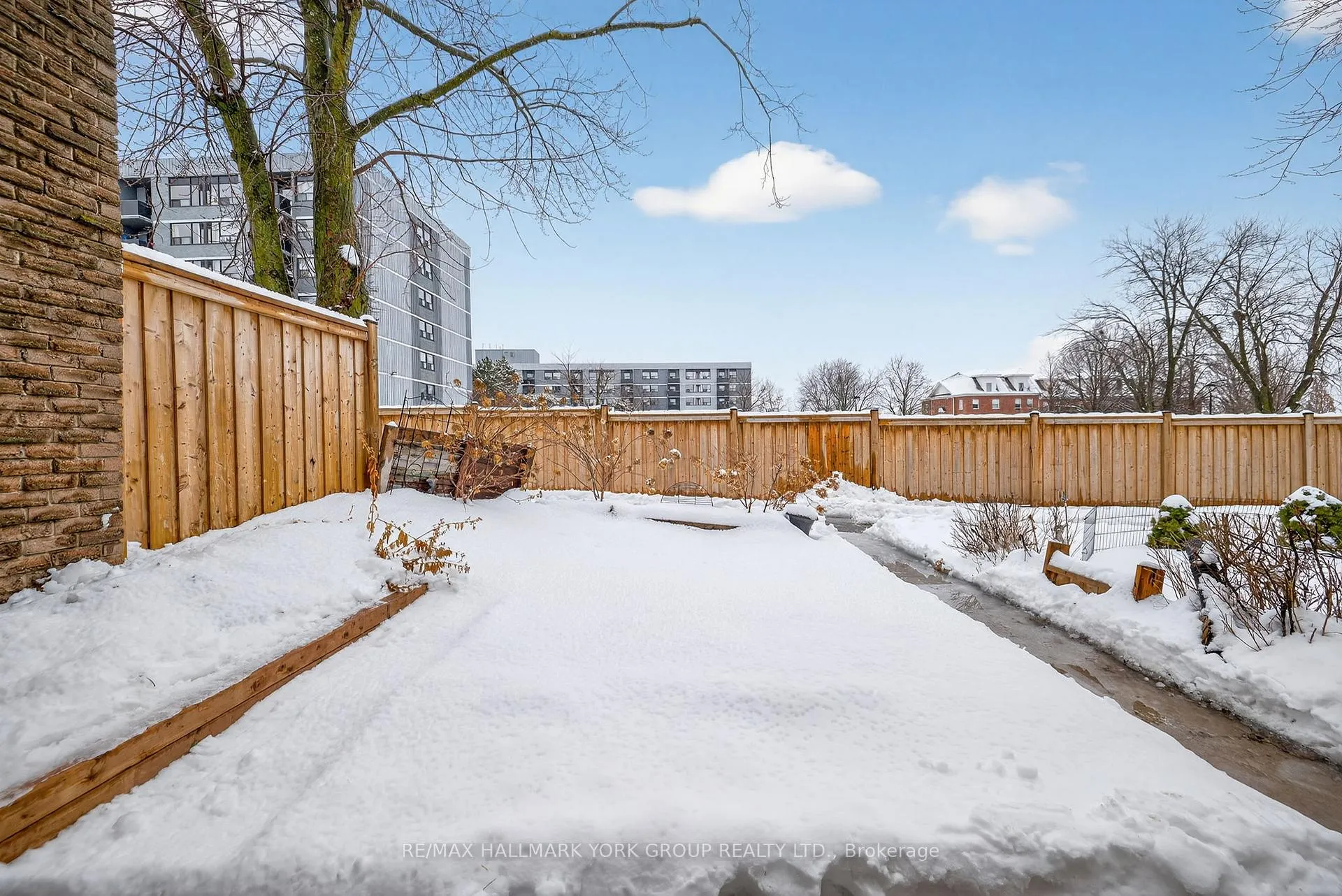Photo 6 of Unit 33, 169 Milestone Crescent, Aurora, Aurora Village — HOMEH