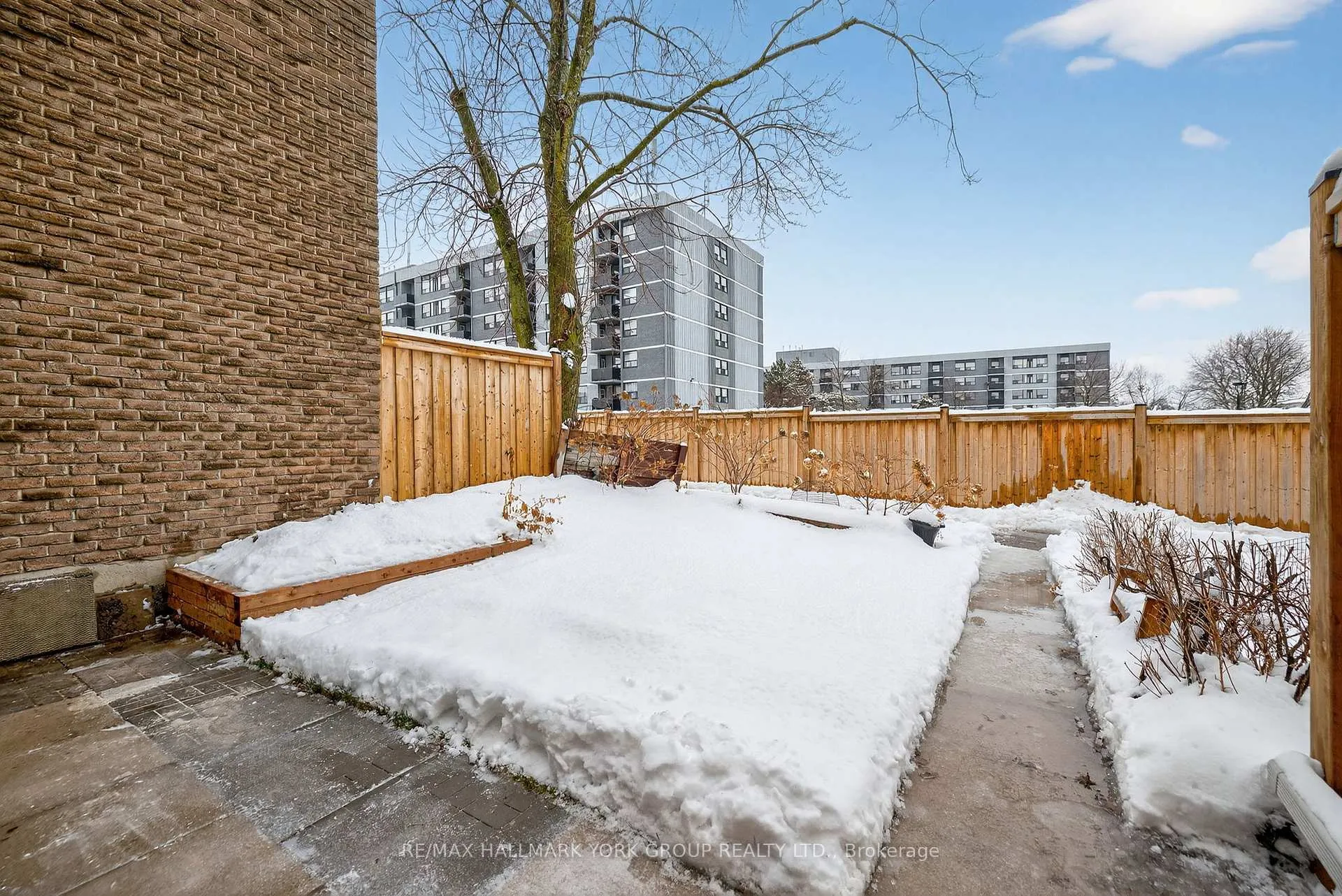 Photo 7 of Unit 33, 169 Milestone Crescent, Aurora, Aurora Village — HOMEH