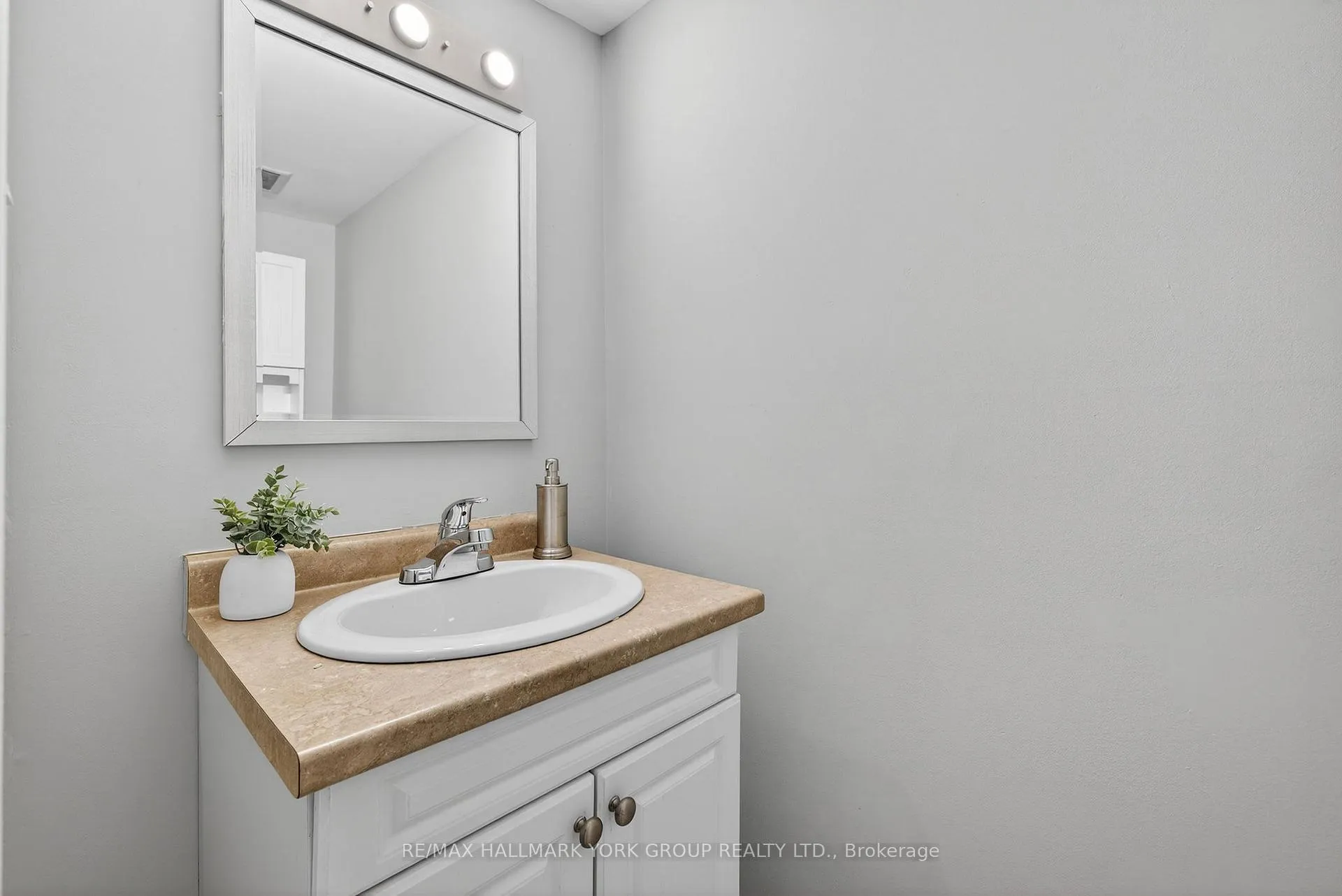 Photo 9 of Unit 33, 169 Milestone Crescent, Aurora, Aurora Village — HOMEH