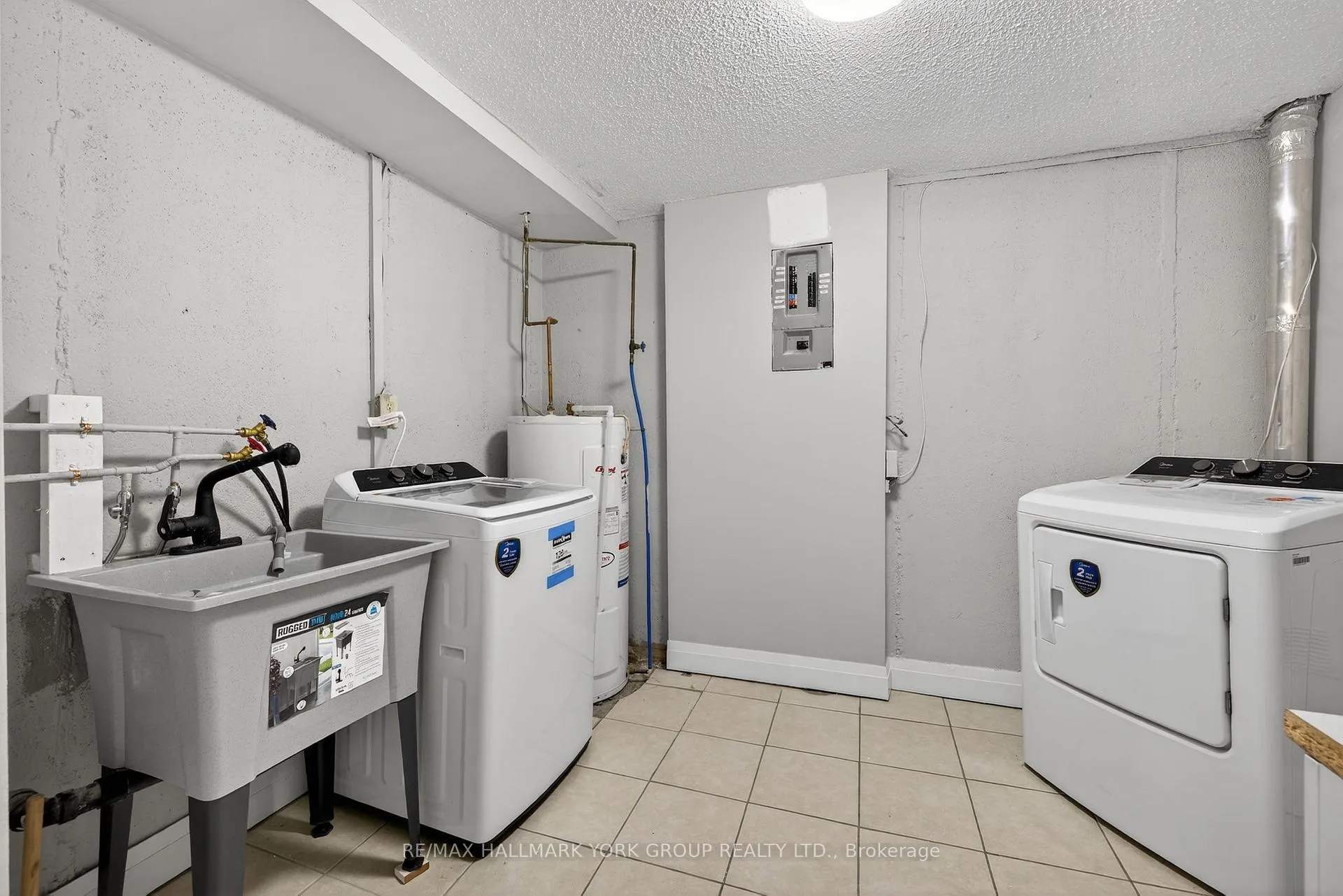 Photo 10 of Unit 33, 169 Milestone Crescent, Aurora, Aurora Village — HOMEH