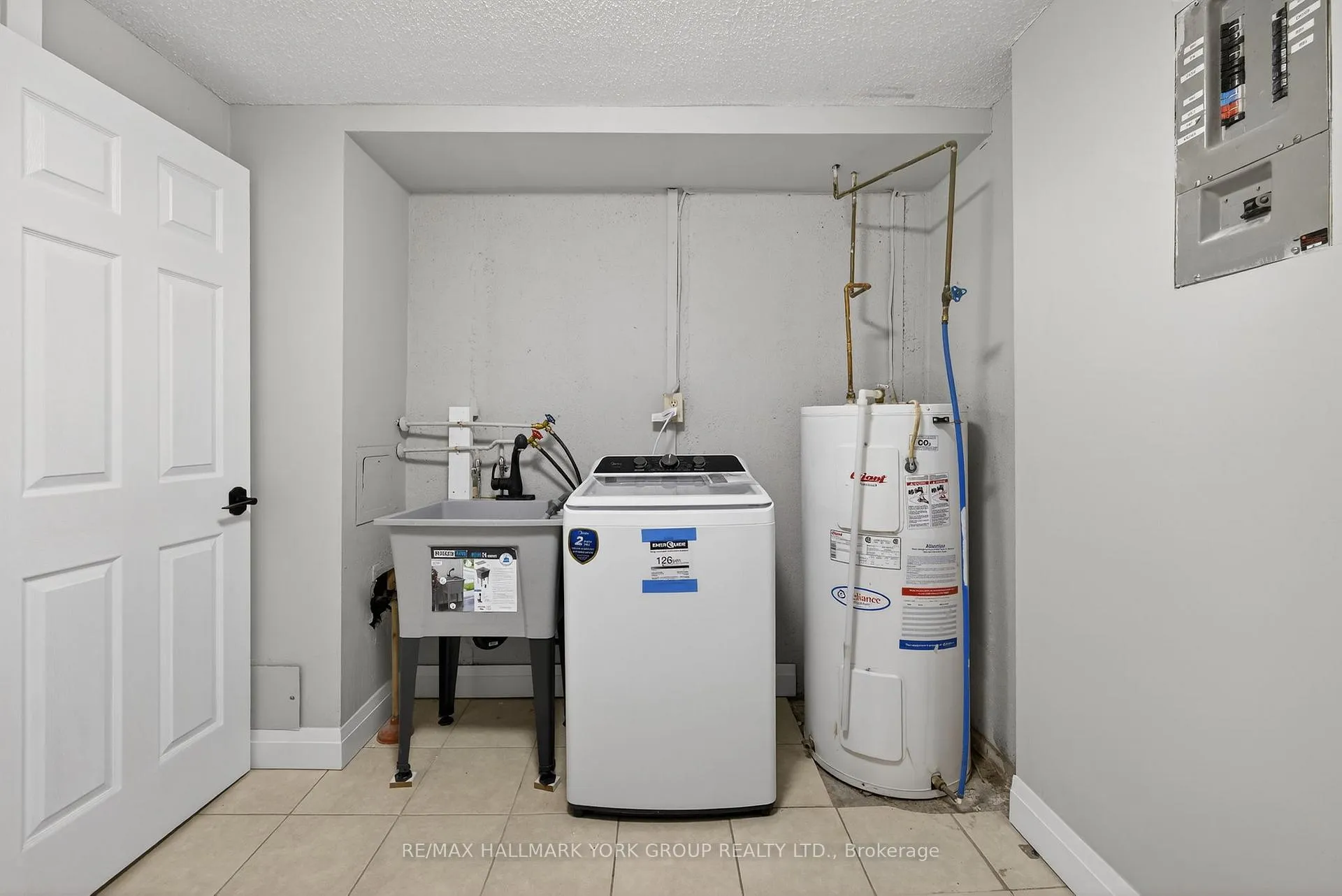 Photo 11 of Unit 33, 169 Milestone Crescent, Aurora, Aurora Village — HOMEH