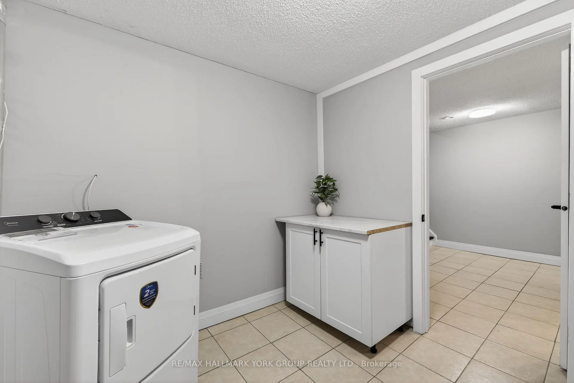 Photo 12 of Unit 33, 169 Milestone Crescent, Aurora, Aurora Village — HOMEH