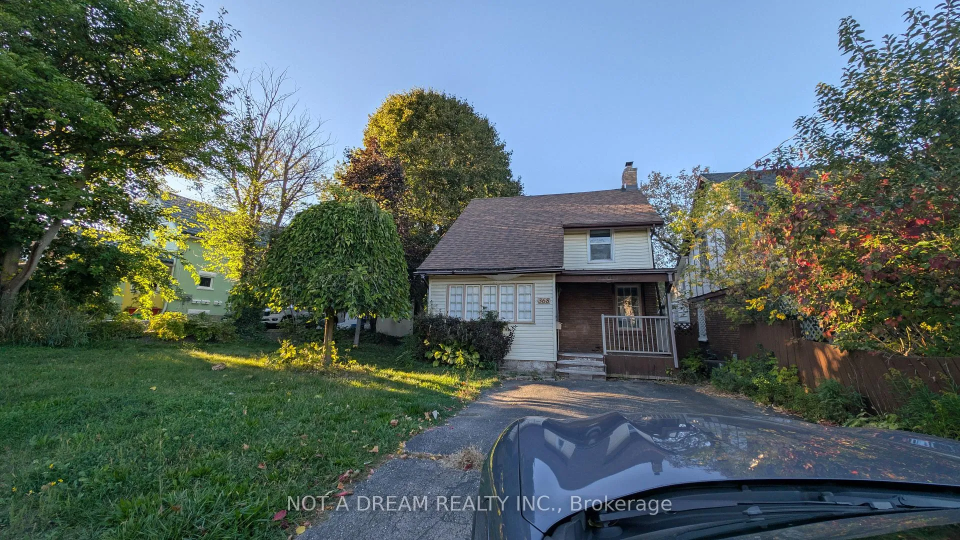 Front of 368 Victoria Street S