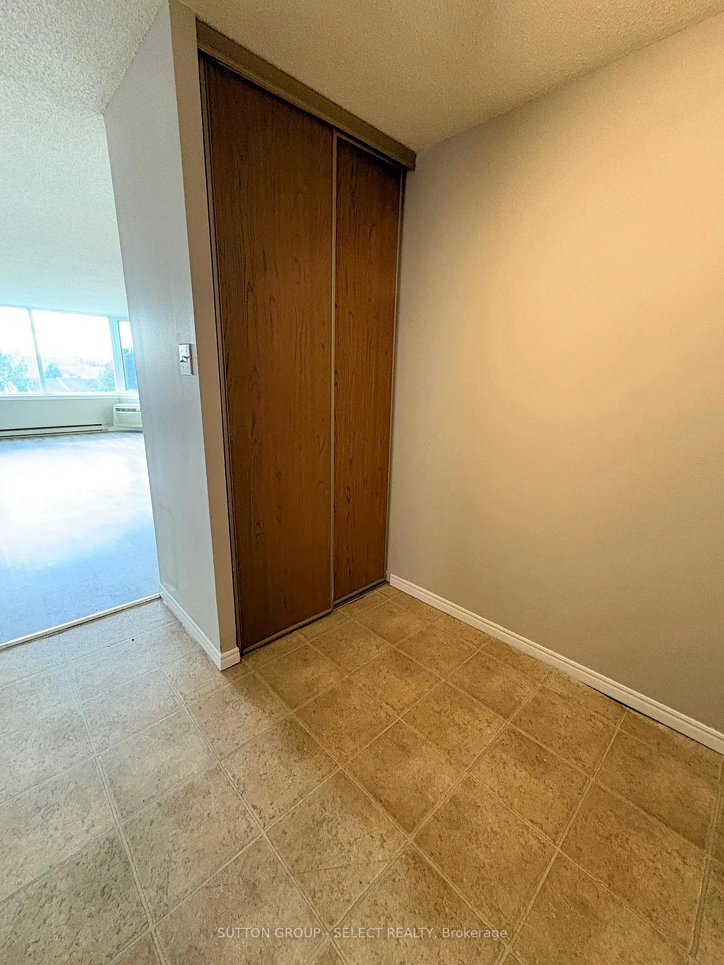 Photo 10 of Unit 409, 35 Green Valley Drive, Kitchener — HOMEH