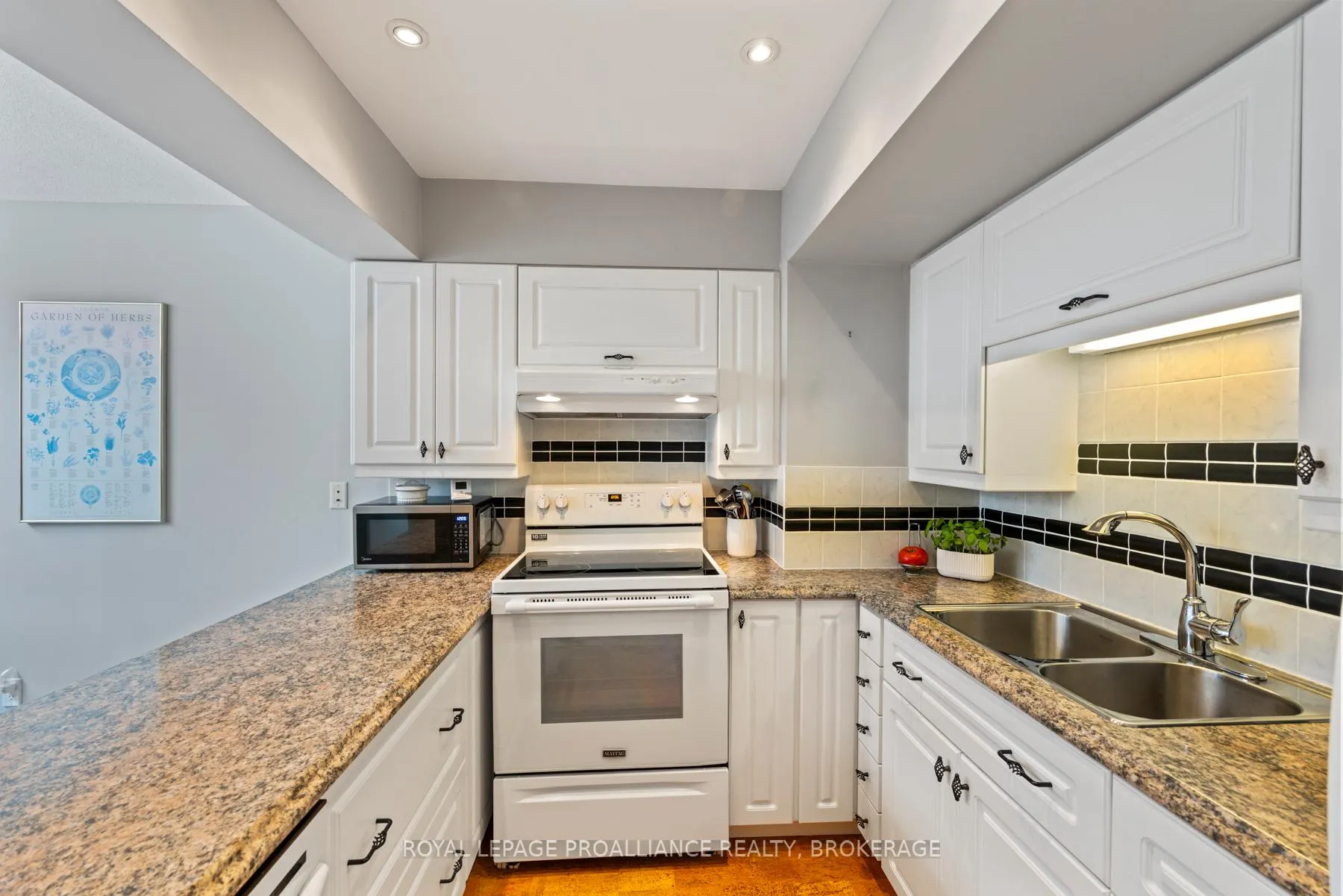Photo 6 of Unit 29, 1 Place D'armes, Kingston, East of Sir John A. Blvd — HOMEH