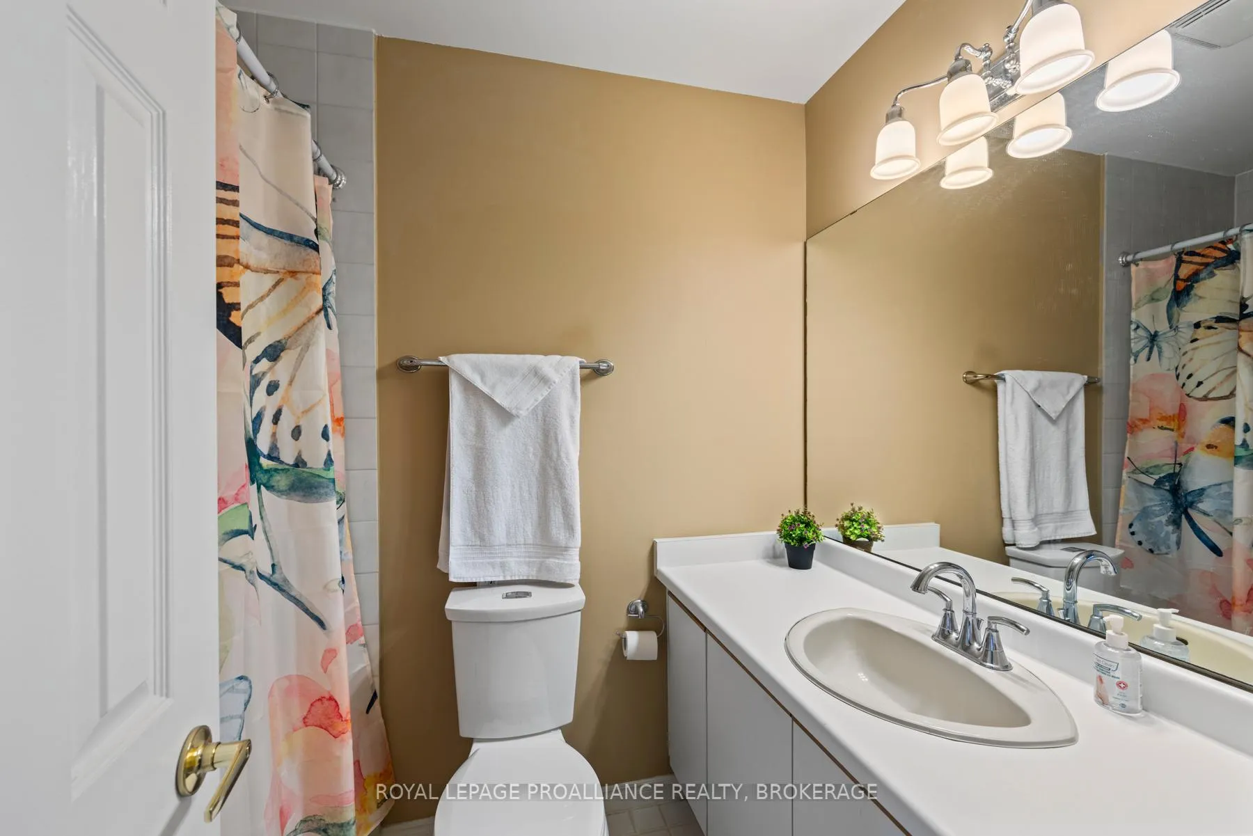 Photo 23 of Unit 29, 1 Place D'armes, Kingston, East of Sir John A. Blvd — HOMEH