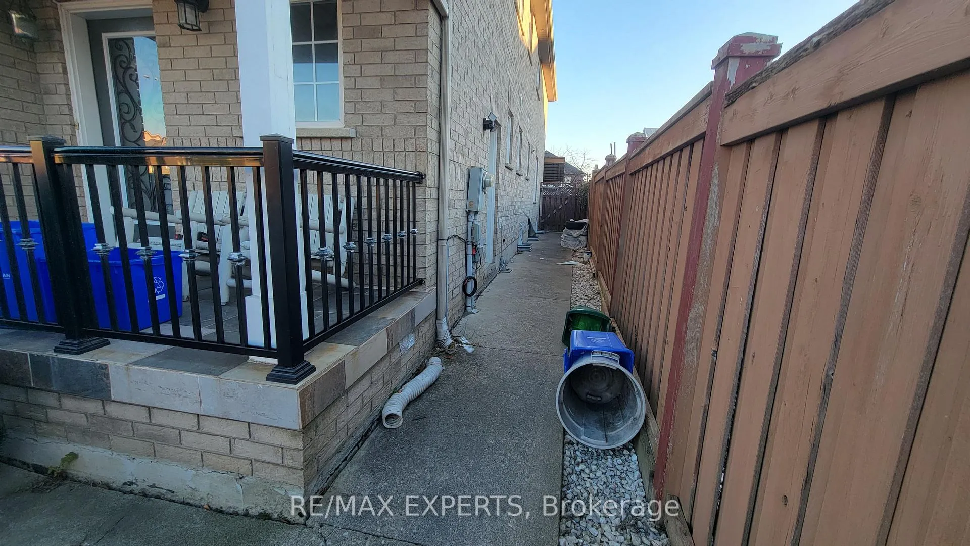 Photo 3 of 106 Queen Isabella Crescent, Vaughan, Maple — HOMEH