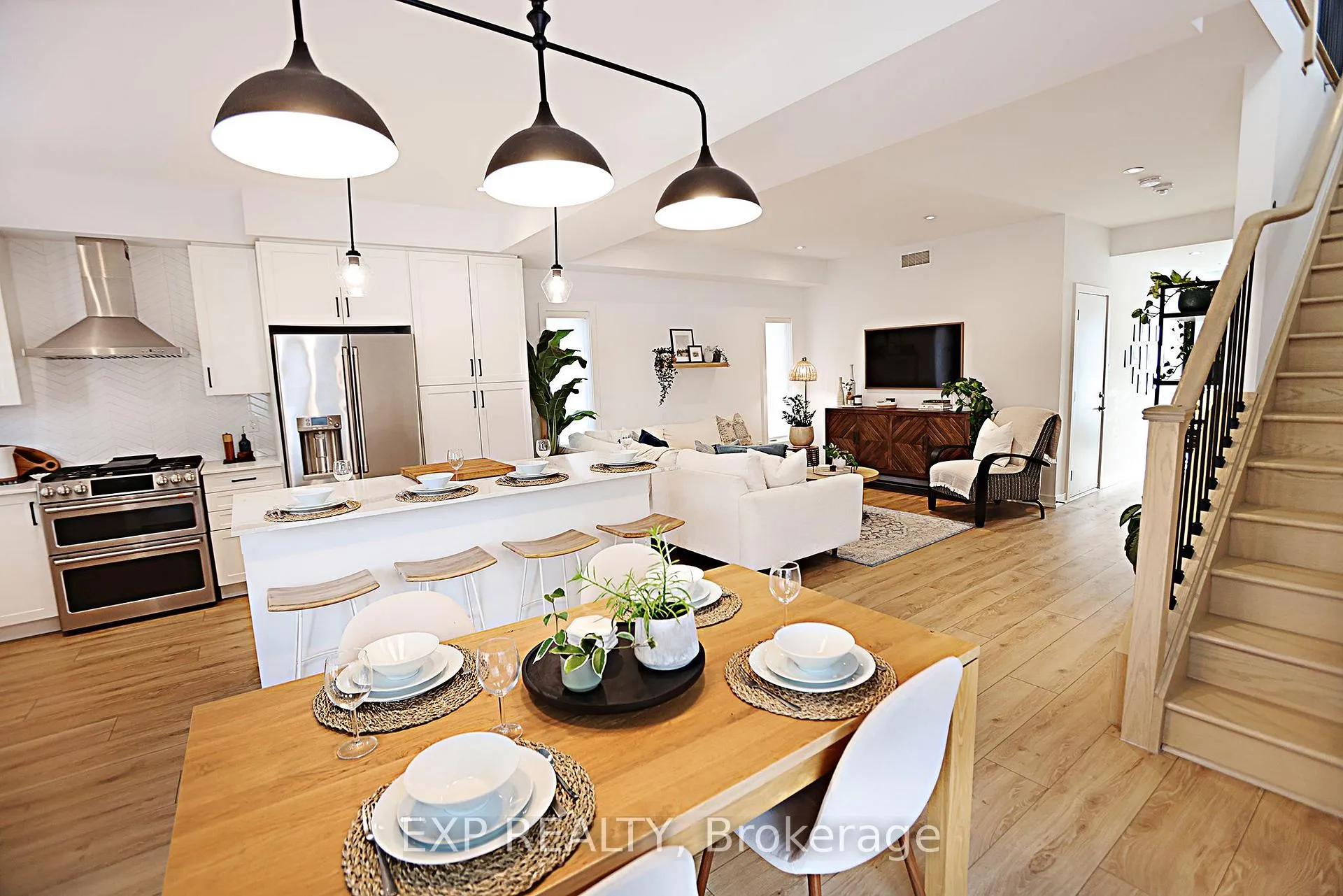 Photo 15 of 25 Ferris Circle, Guelph, Clairfields/Hanlon Business Park — HOMEH