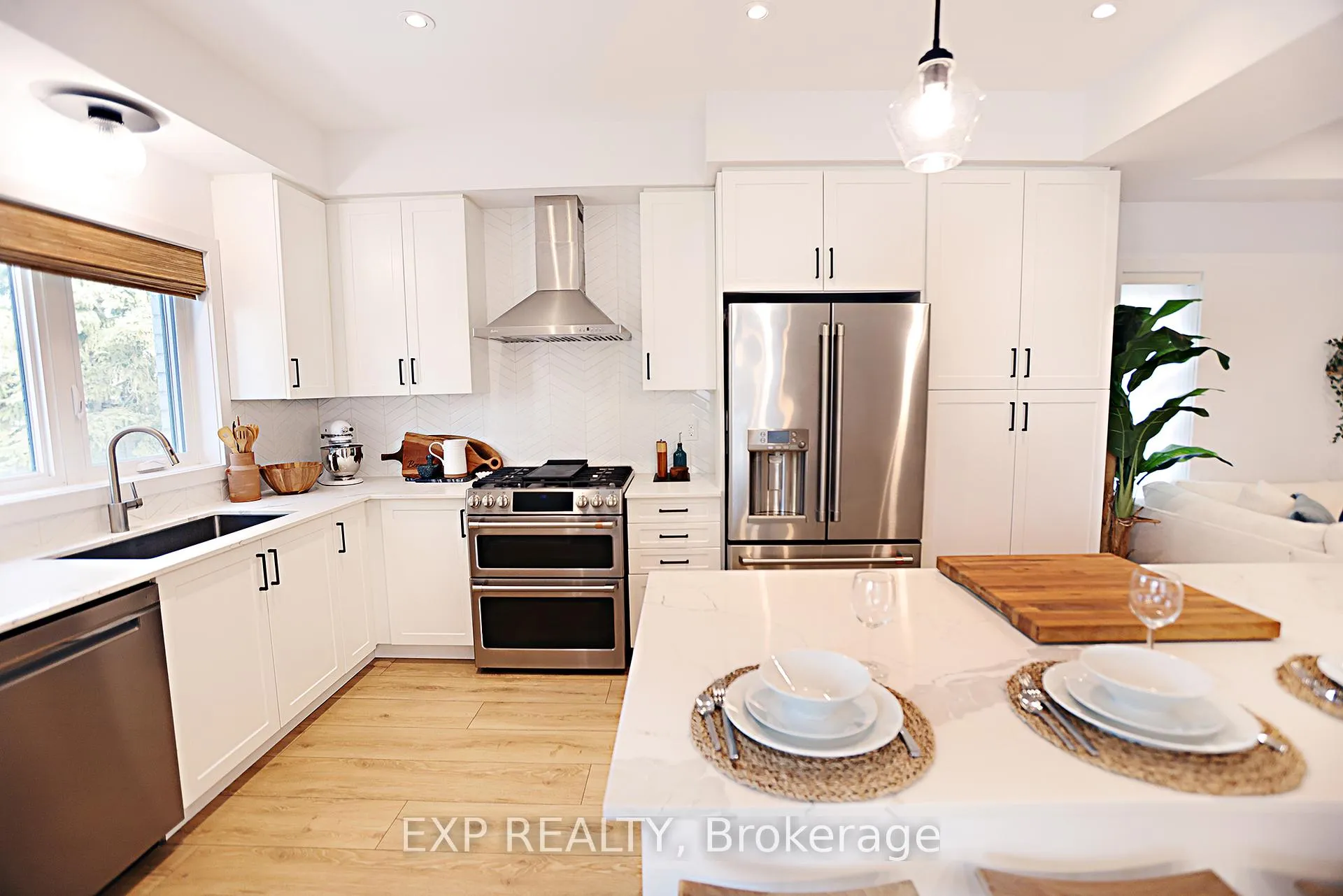 Photo 16 of 25 Ferris Circle, Guelph, Clairfields/Hanlon Business Park — HOMEH