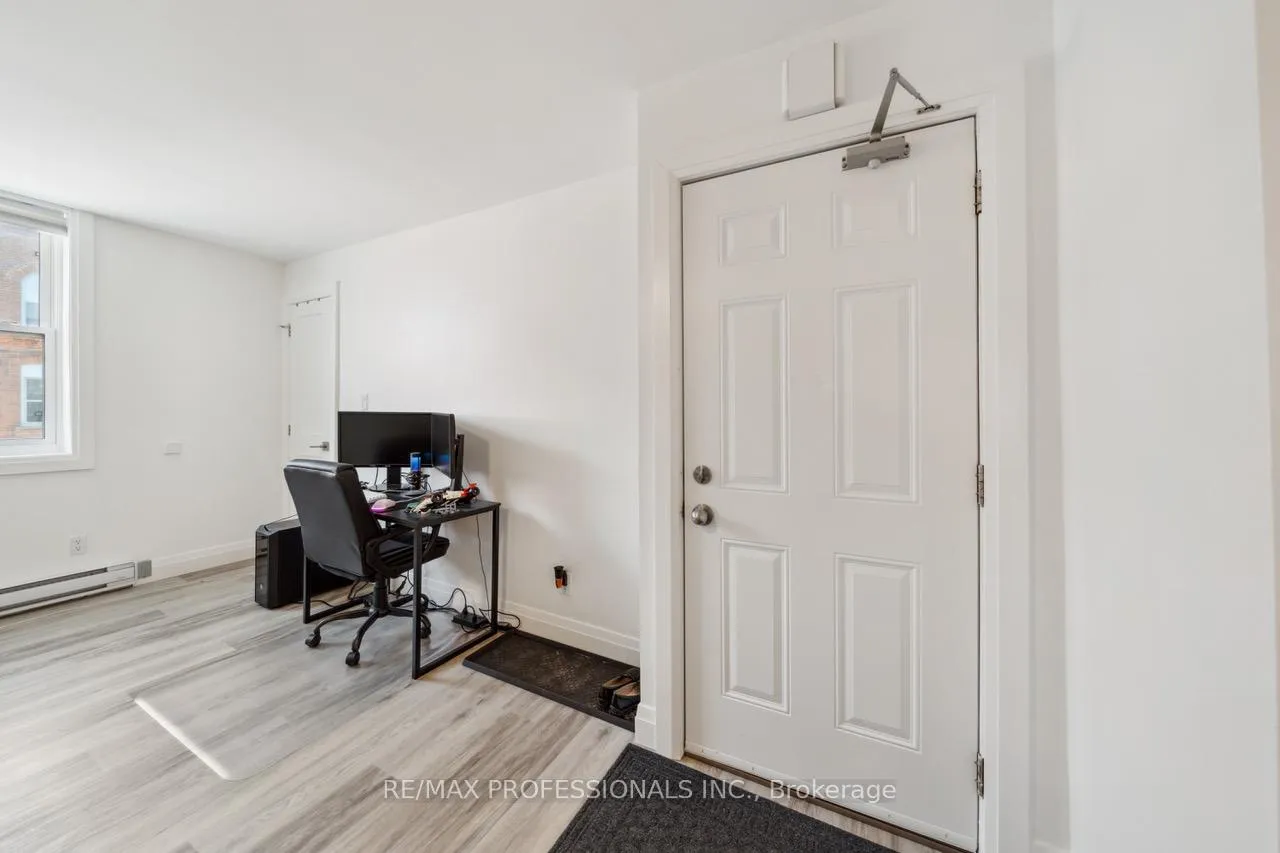 Front of Unit 4, 14 Manitoba Street