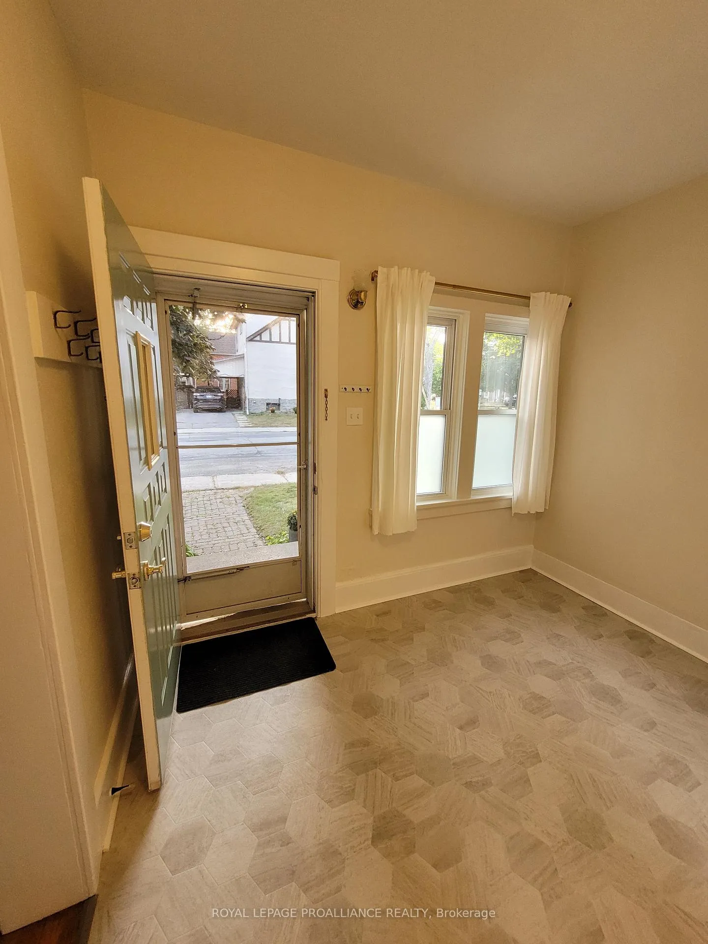 Photo 3 of 335 Albert Street, Belleville, Belleville Ward — HOMEH