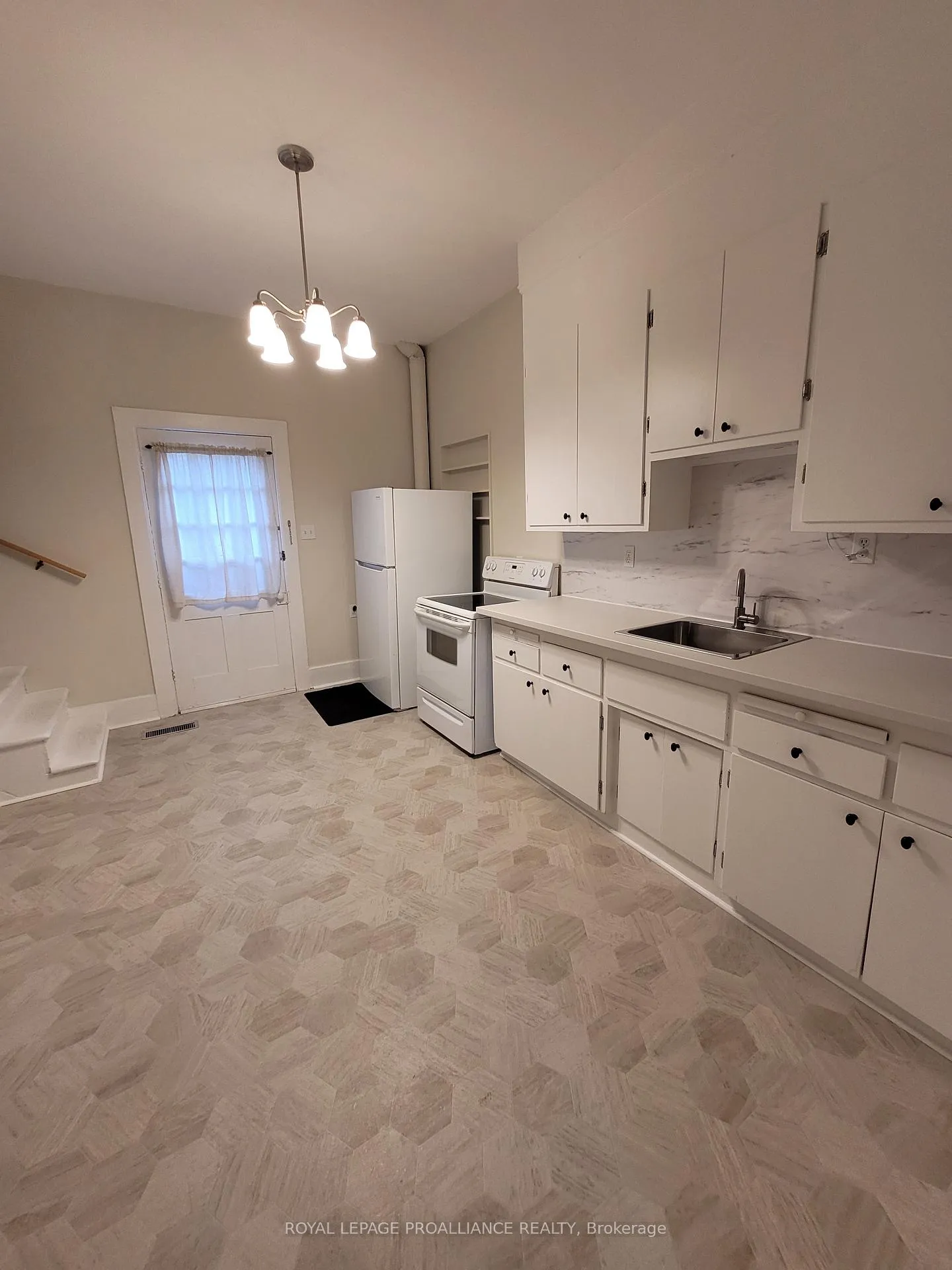 Photo 11 of 335 Albert Street, Belleville, Belleville Ward — HOMEH
