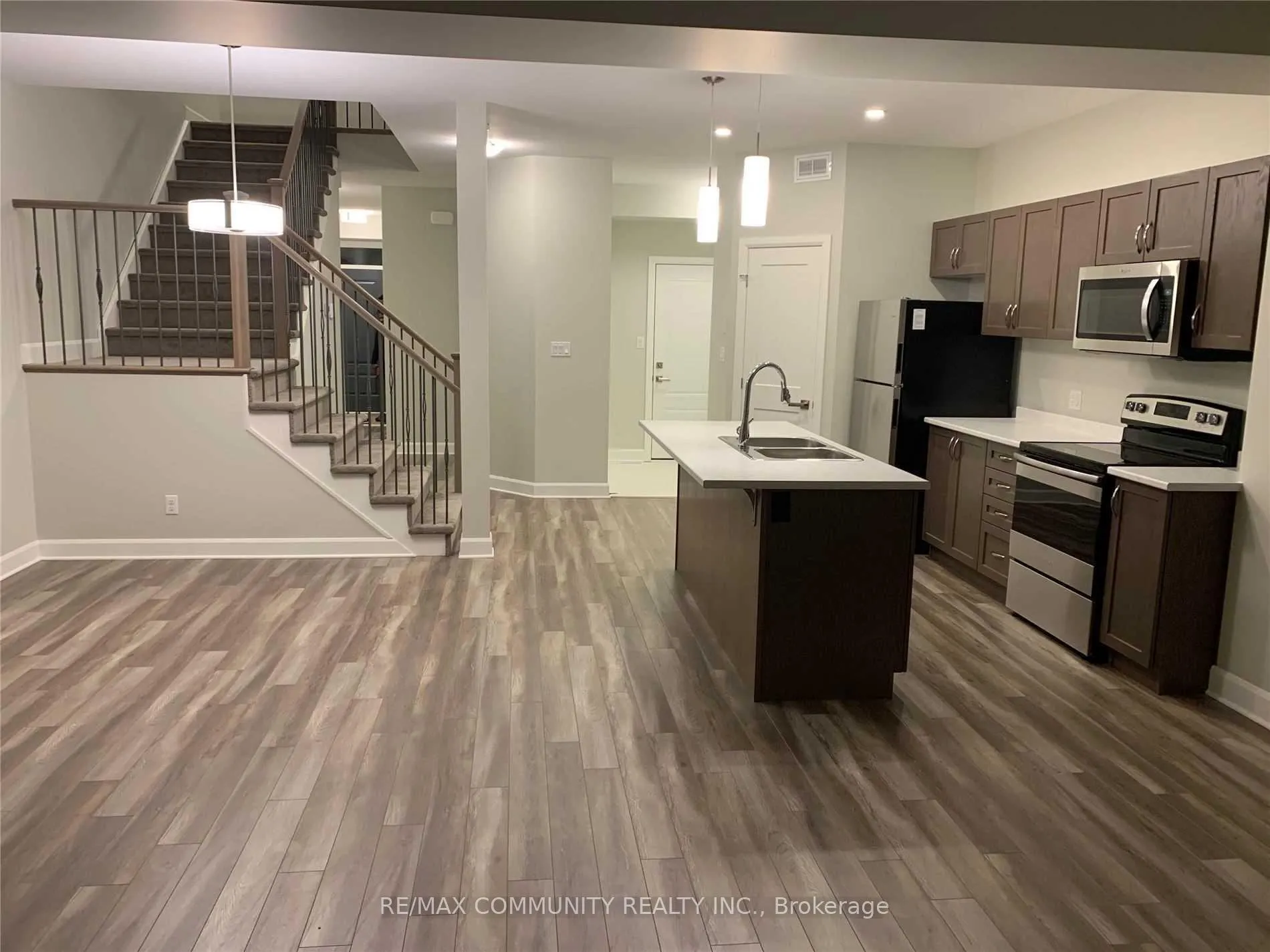 Photo 3 of 1209 Max Crescent, Kingston, City Northwest — HOMEH