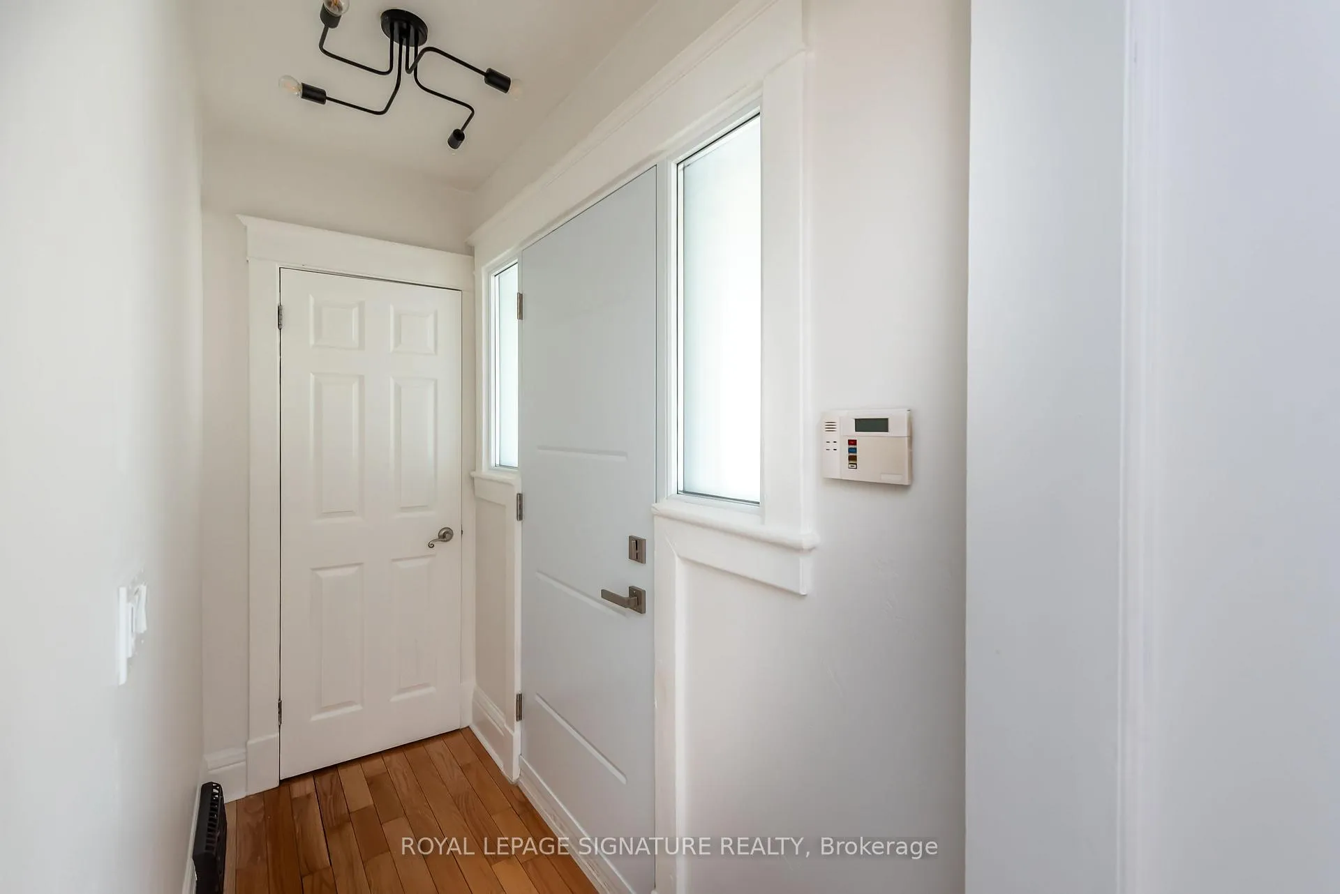 Photo 3 of 25 Tuxedo Avenue N, Hamilton, Crown Point — HOMEH