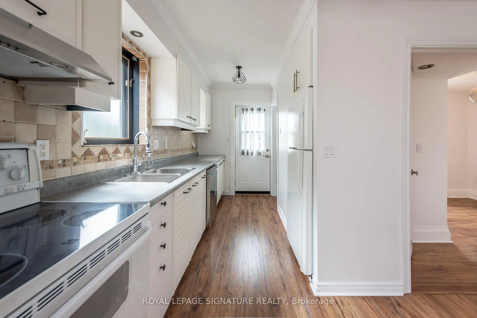 Photo 10 of 25 Tuxedo Avenue N, Hamilton, Crown Point — HOMEH
