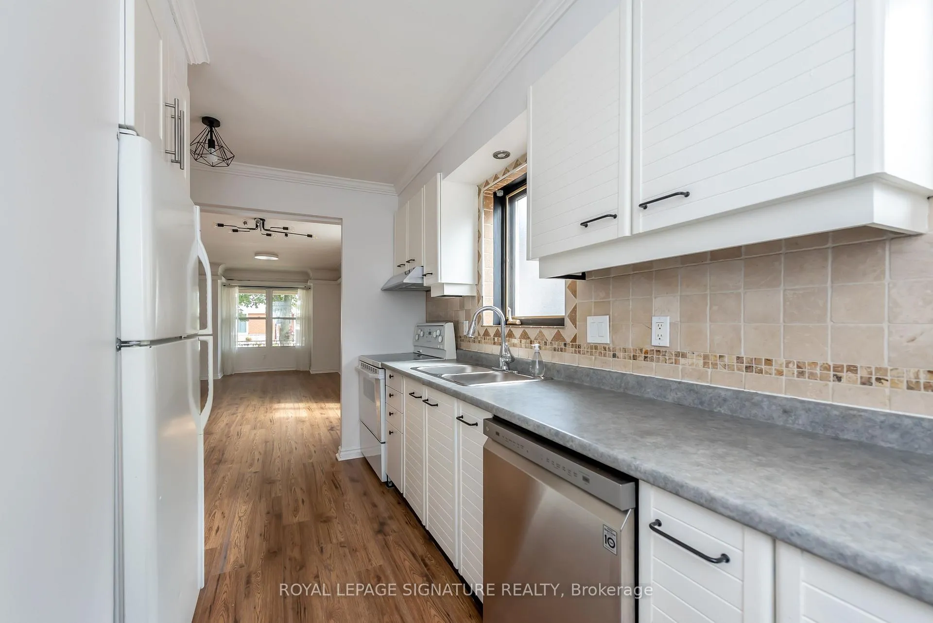 Photo 11 of 25 Tuxedo Avenue N, Hamilton, Crown Point — HOMEH