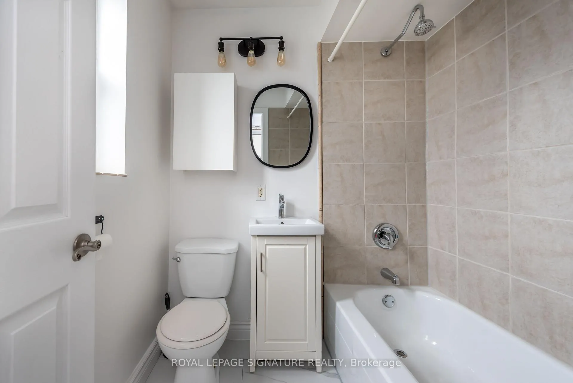 Photo 12 of 25 Tuxedo Avenue N, Hamilton, Crown Point — HOMEH