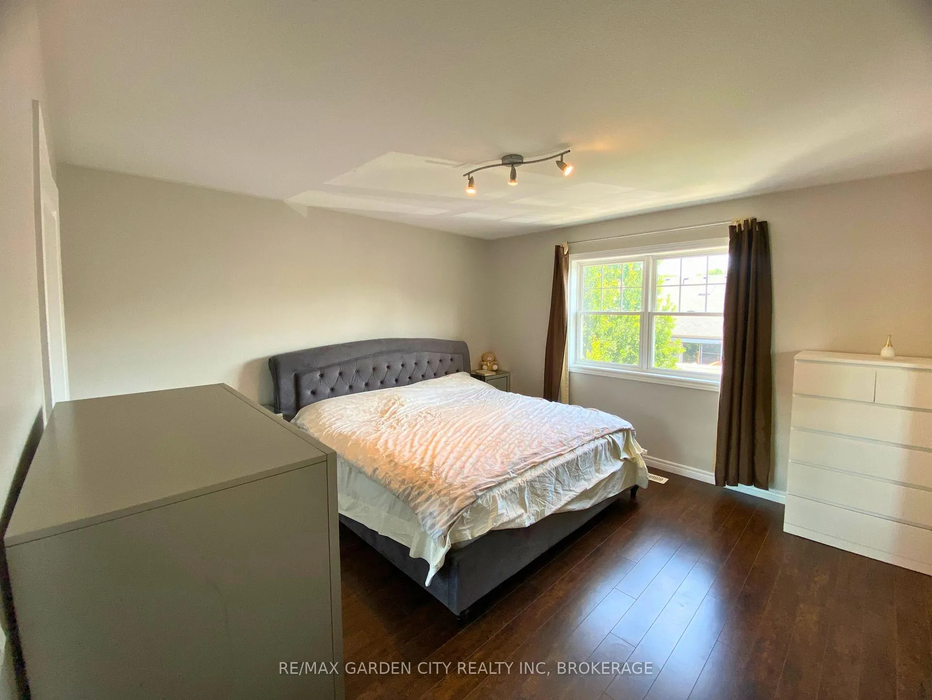 Photo 14 of 71 Chicory Crescent, St. Catharines, Haig — HOMEH