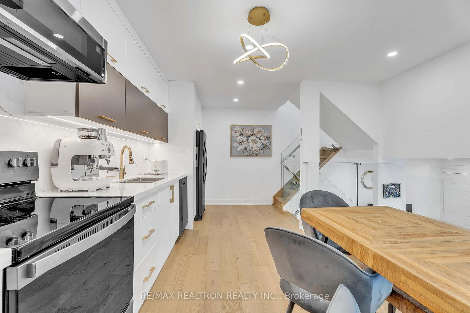 Photo 6 of 307 Milestone Crescent, Aurora, Aurora Village — HOMEH