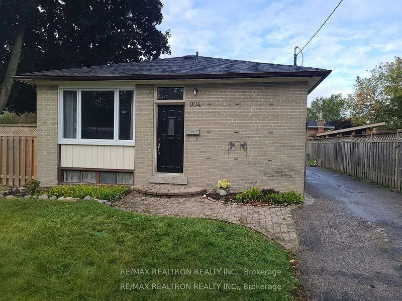 Front of 904 Donovan Crescent