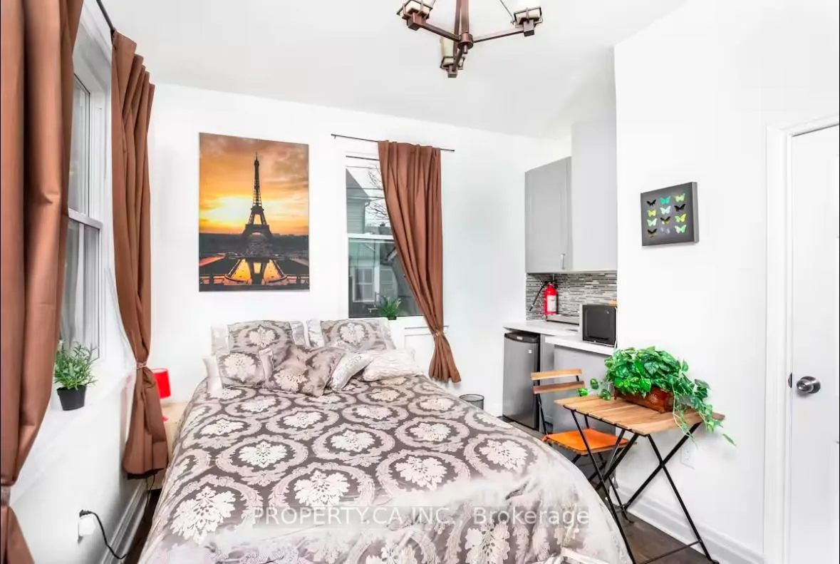 Front of Unit Studio, 234 Bathurst Street