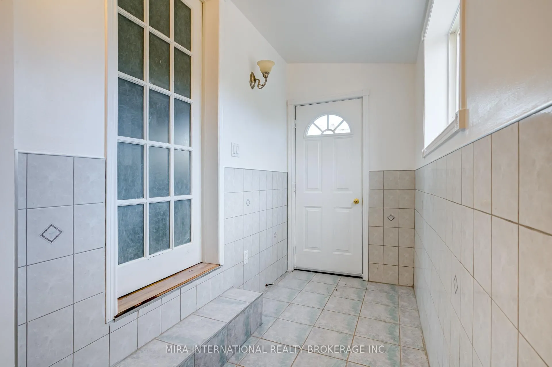 Front of Unit B, 105 Oak Avenue