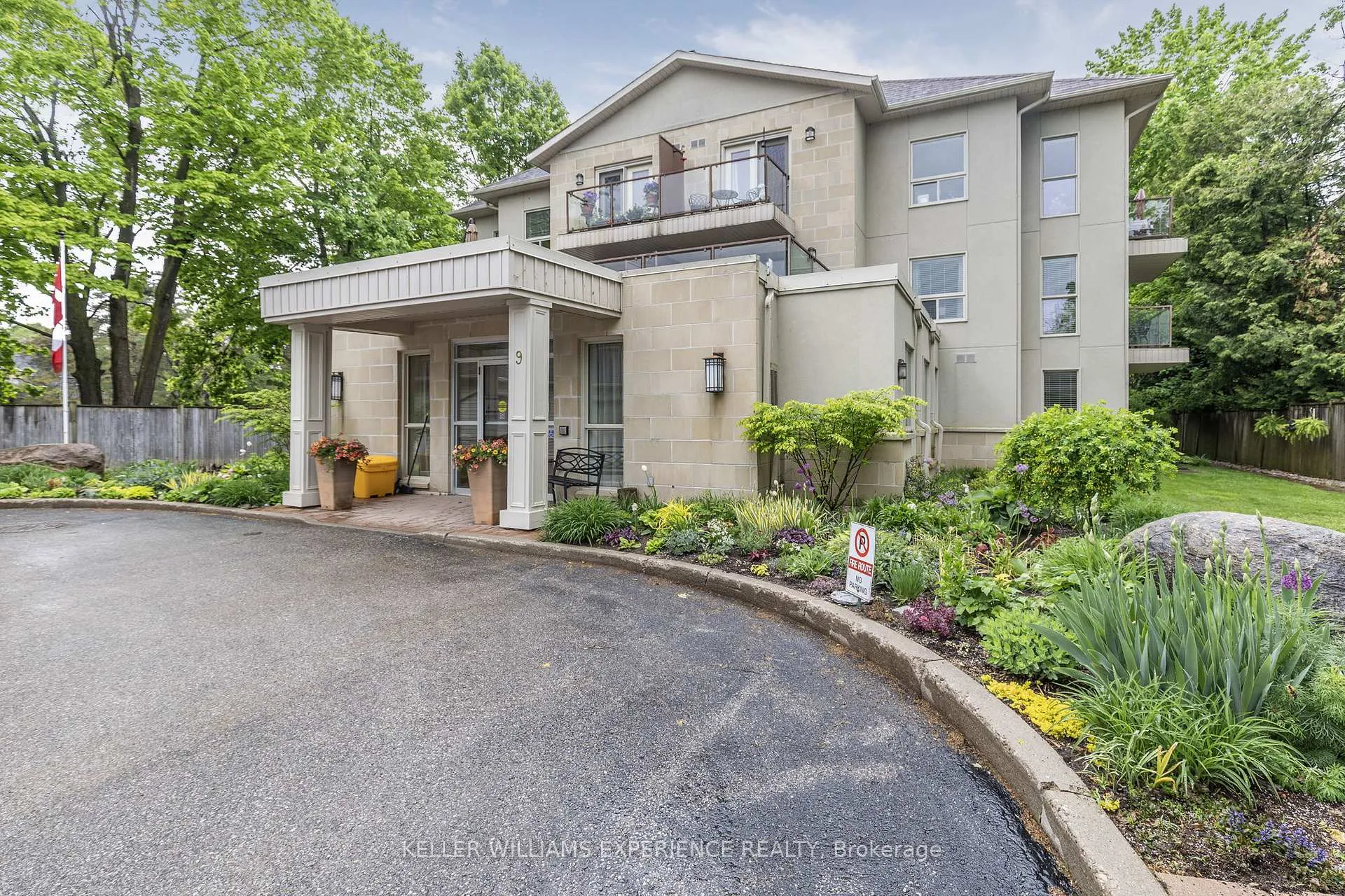 Photo 2 of 9 Westmount Drive S, Orillia — HOMEH