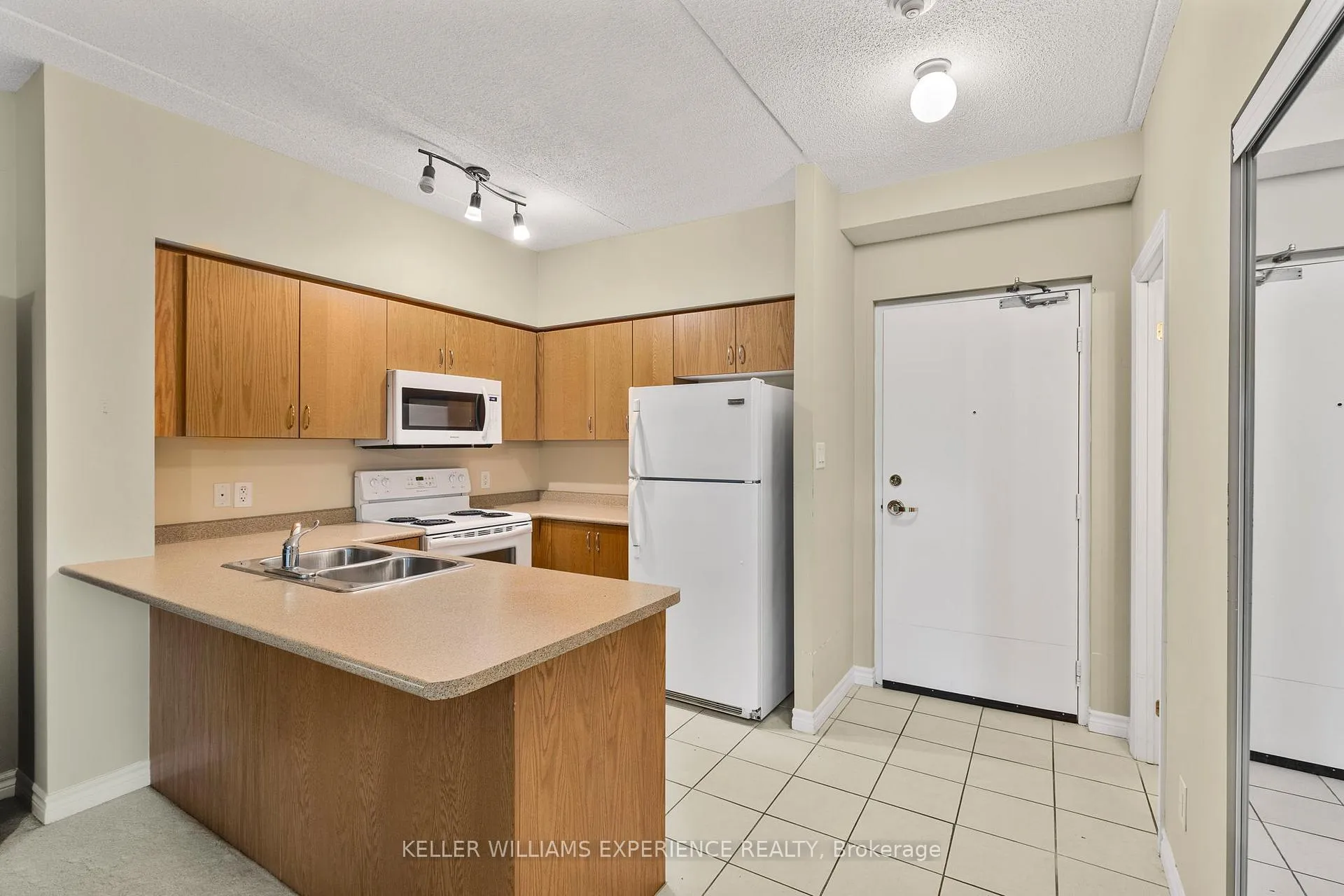 Photo 10 of 9 Westmount Drive S, Orillia — HOMEH