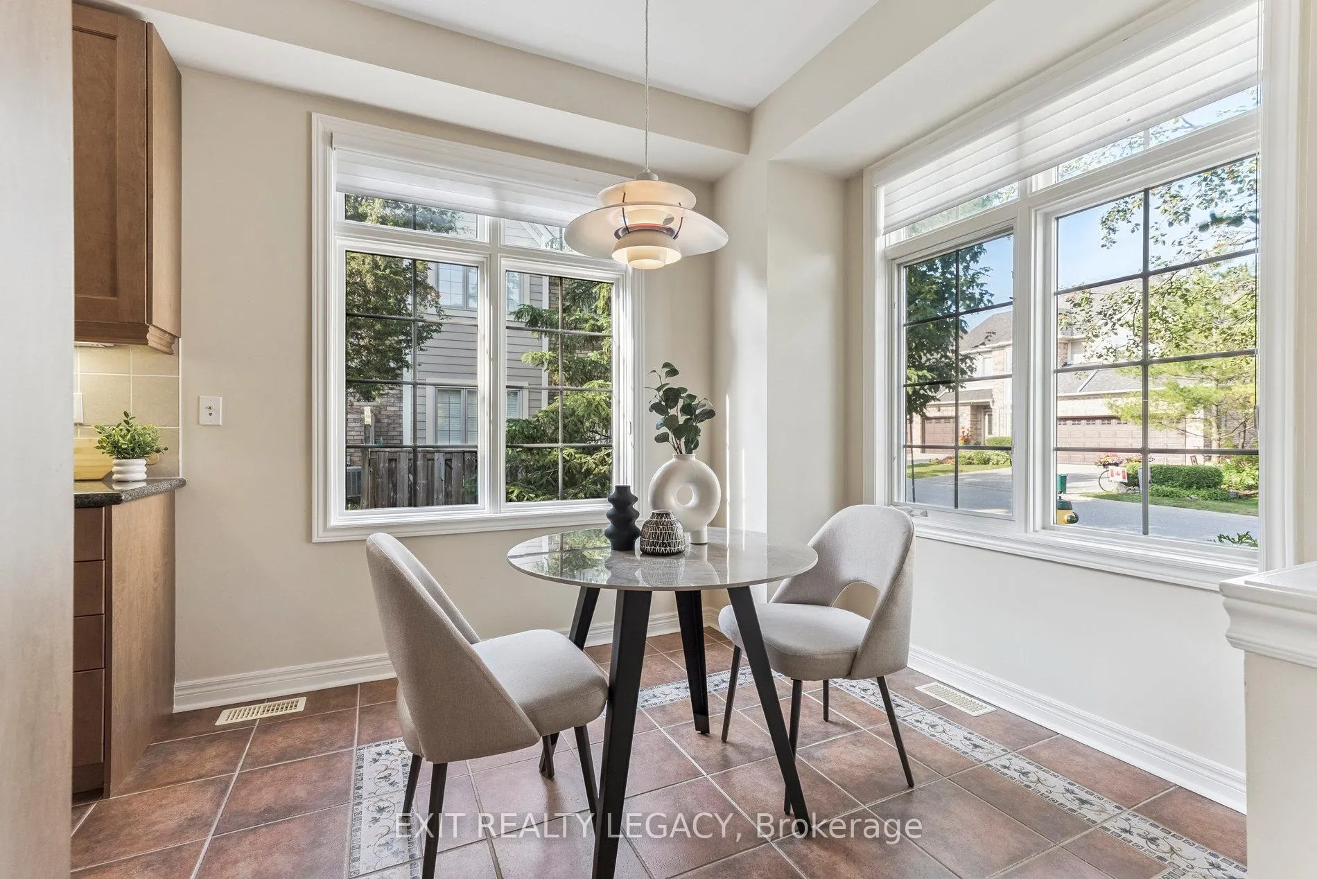 Photo 5 of 54 Louisbourg Way W, Markham, Greensborough — HOMEH