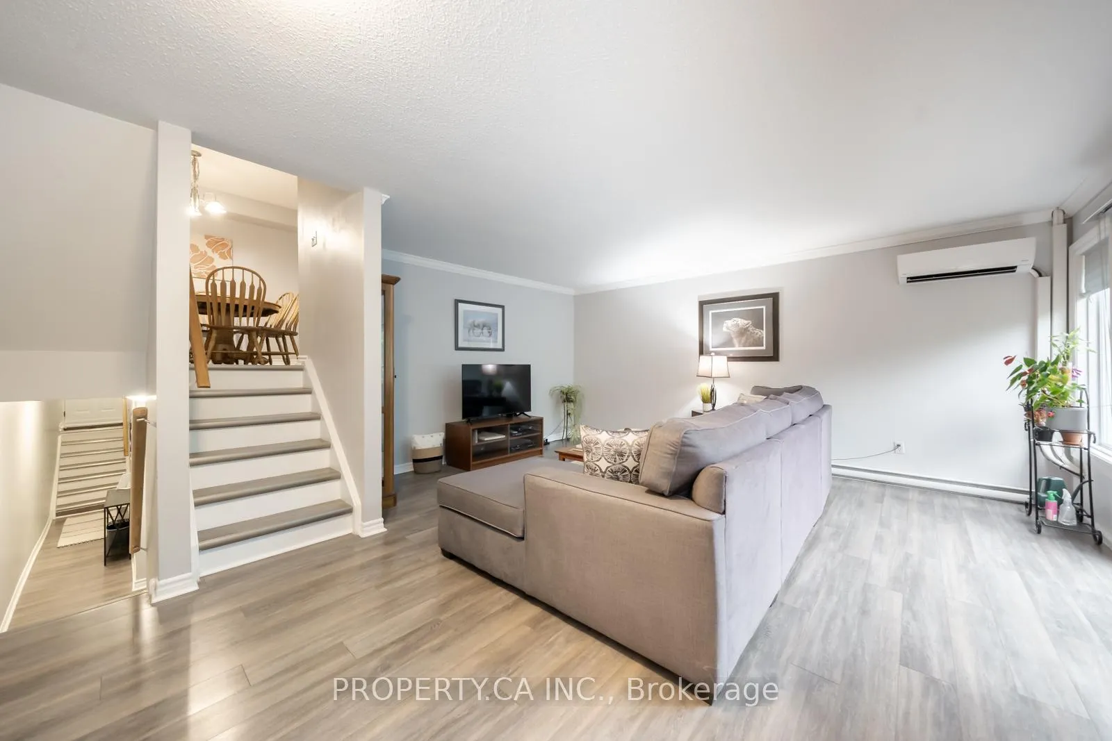 Photo 3 of 325 Milestone Crescent, Aurora, Aurora Village — HOMEH