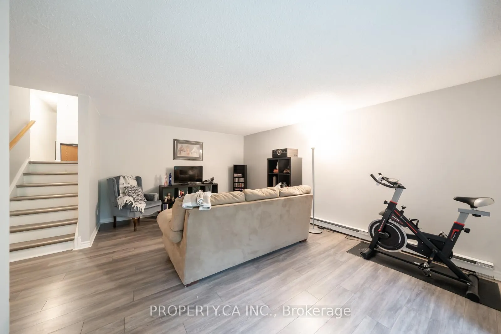 Photo 8 of 325 Milestone Crescent, Aurora, Aurora Village — HOMEH