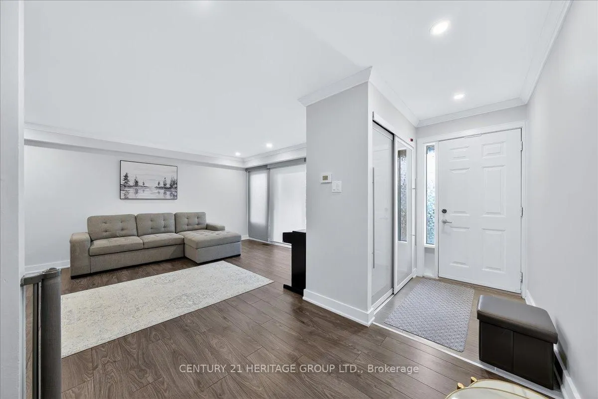 Photo 3 of 32 Springfair Avenue, Aurora, Aurora Village — HOMEH