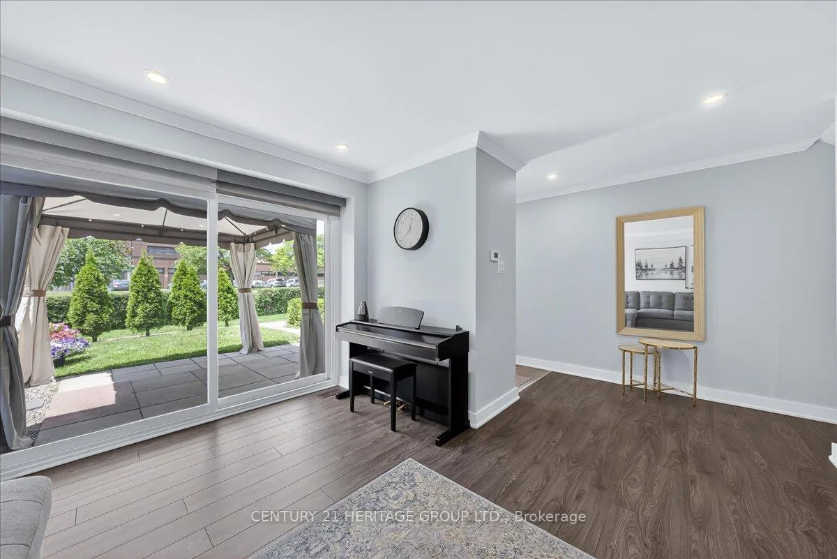 Photo 4 of 32 Springfair Avenue, Aurora, Aurora Village — HOMEH