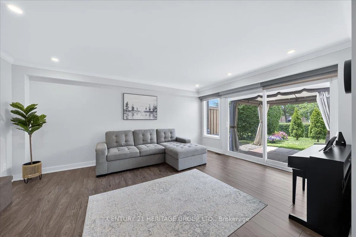 Photo 5 of 32 Springfair Avenue, Aurora, Aurora Village — HOMEH