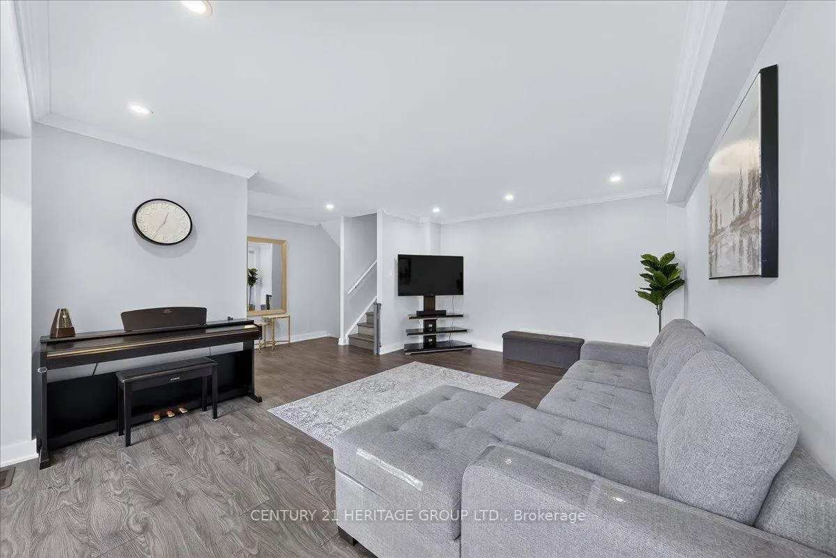 Photo 6 of 32 Springfair Avenue, Aurora, Aurora Village — HOMEH