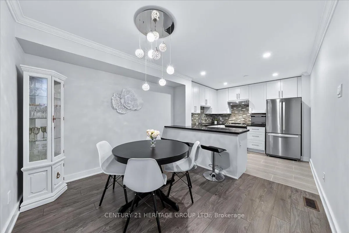 Photo 8 of 32 Springfair Avenue, Aurora, Aurora Village — HOMEH
