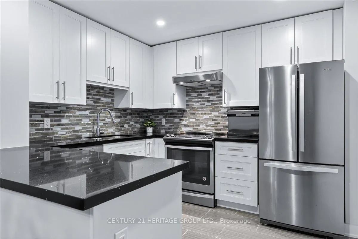 Photo 9 of 32 Springfair Avenue, Aurora, Aurora Village — HOMEH
