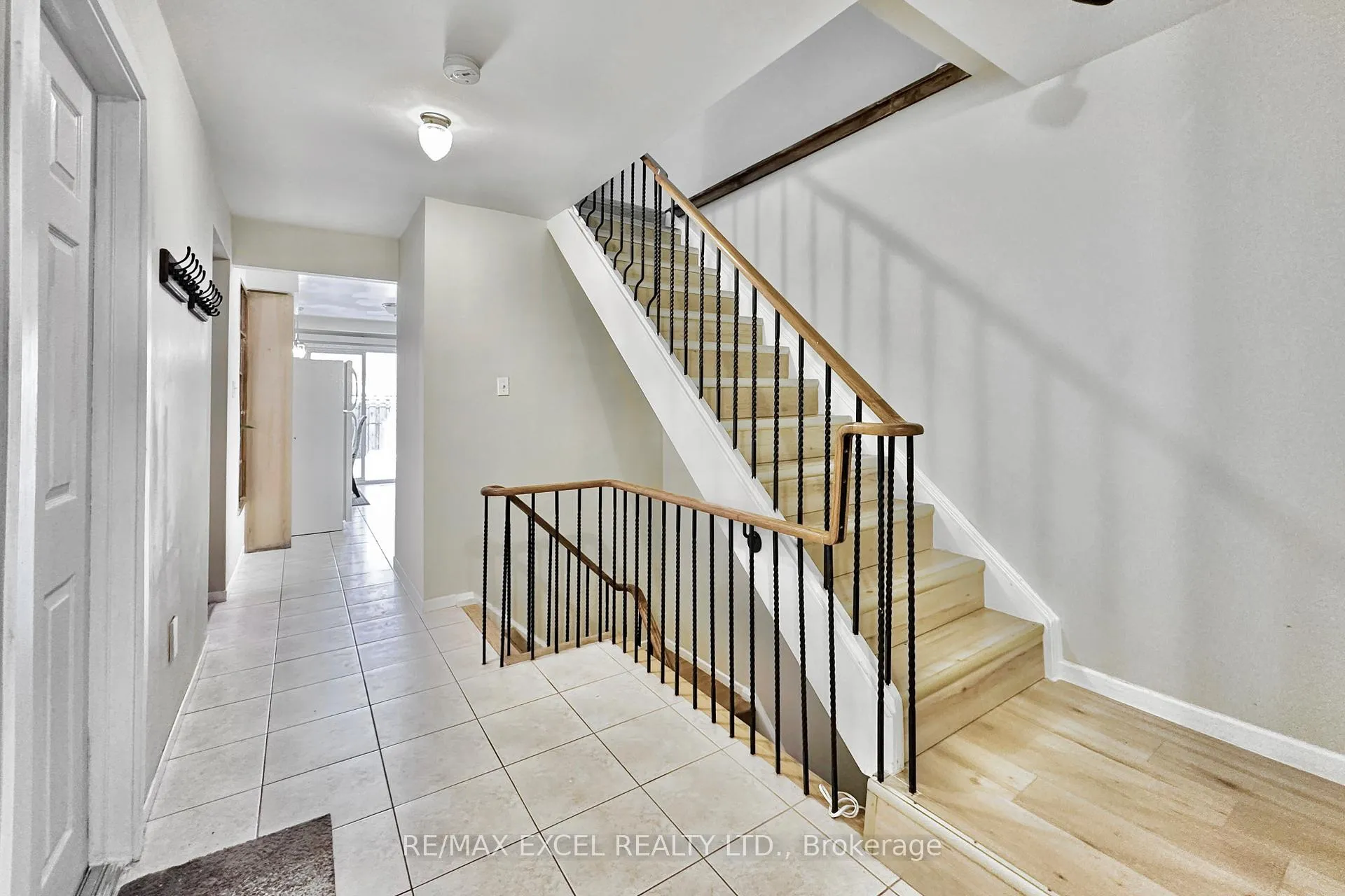 Photo 4 of 40 New Port Way, Markham, Thornhill — HOMEH
