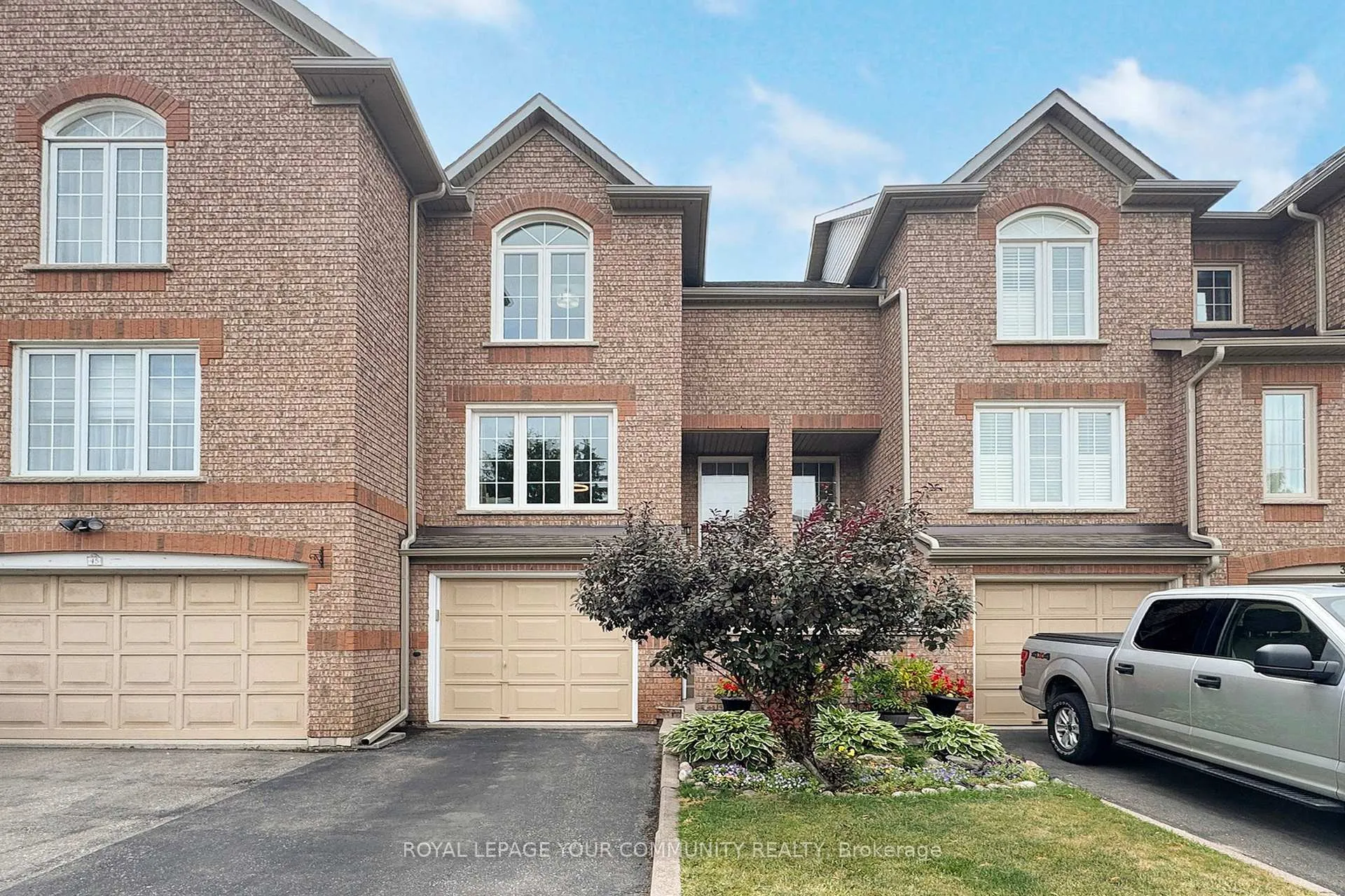 Photo 1 of 43 Larissa Court, Vaughan, Maple — HOMEH