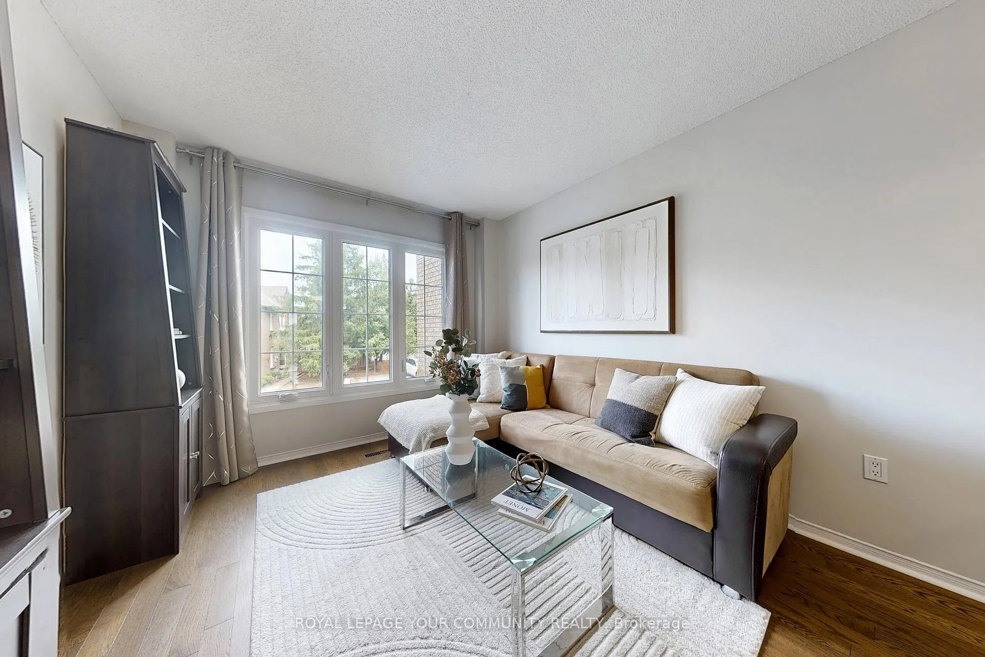 Photo 3 of 43 Larissa Court, Vaughan, Maple — HOMEH