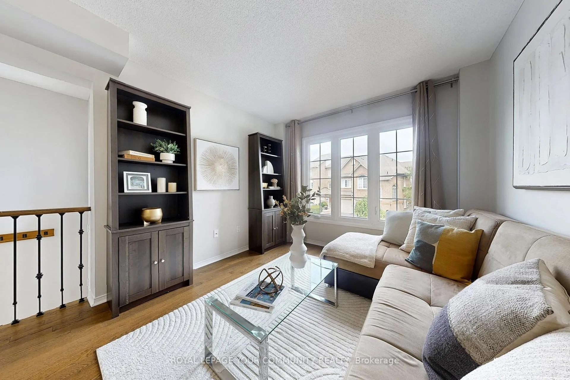 Photo 4 of 43 Larissa Court, Vaughan, Maple — HOMEH