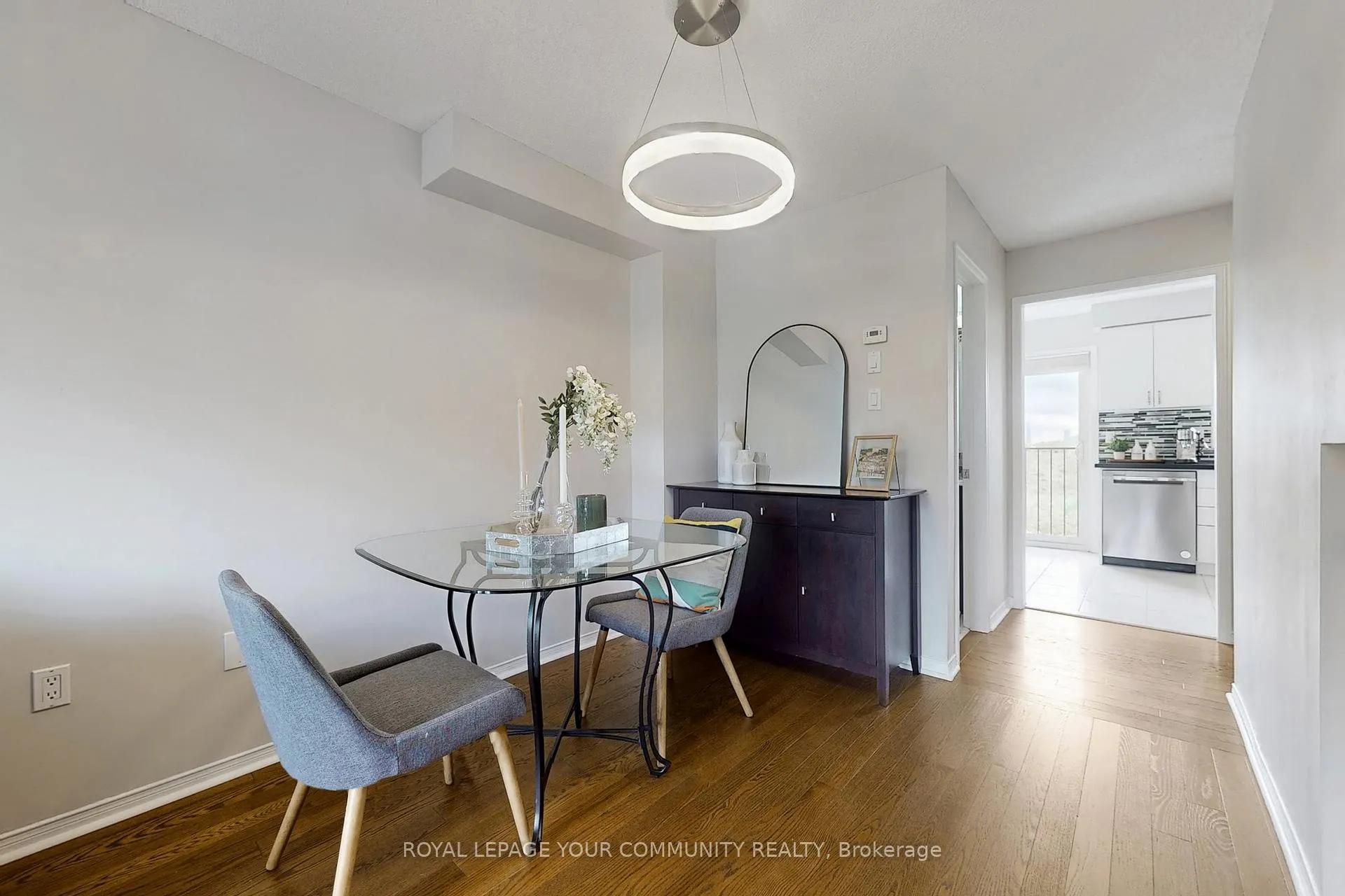 Photo 8 of 43 Larissa Court, Vaughan, Maple — HOMEH
