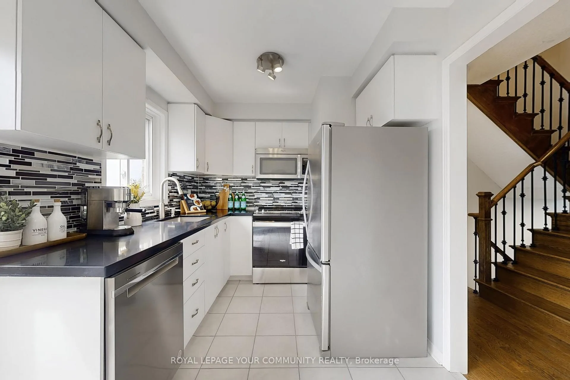 Photo 11 of 43 Larissa Court, Vaughan, Maple — HOMEH